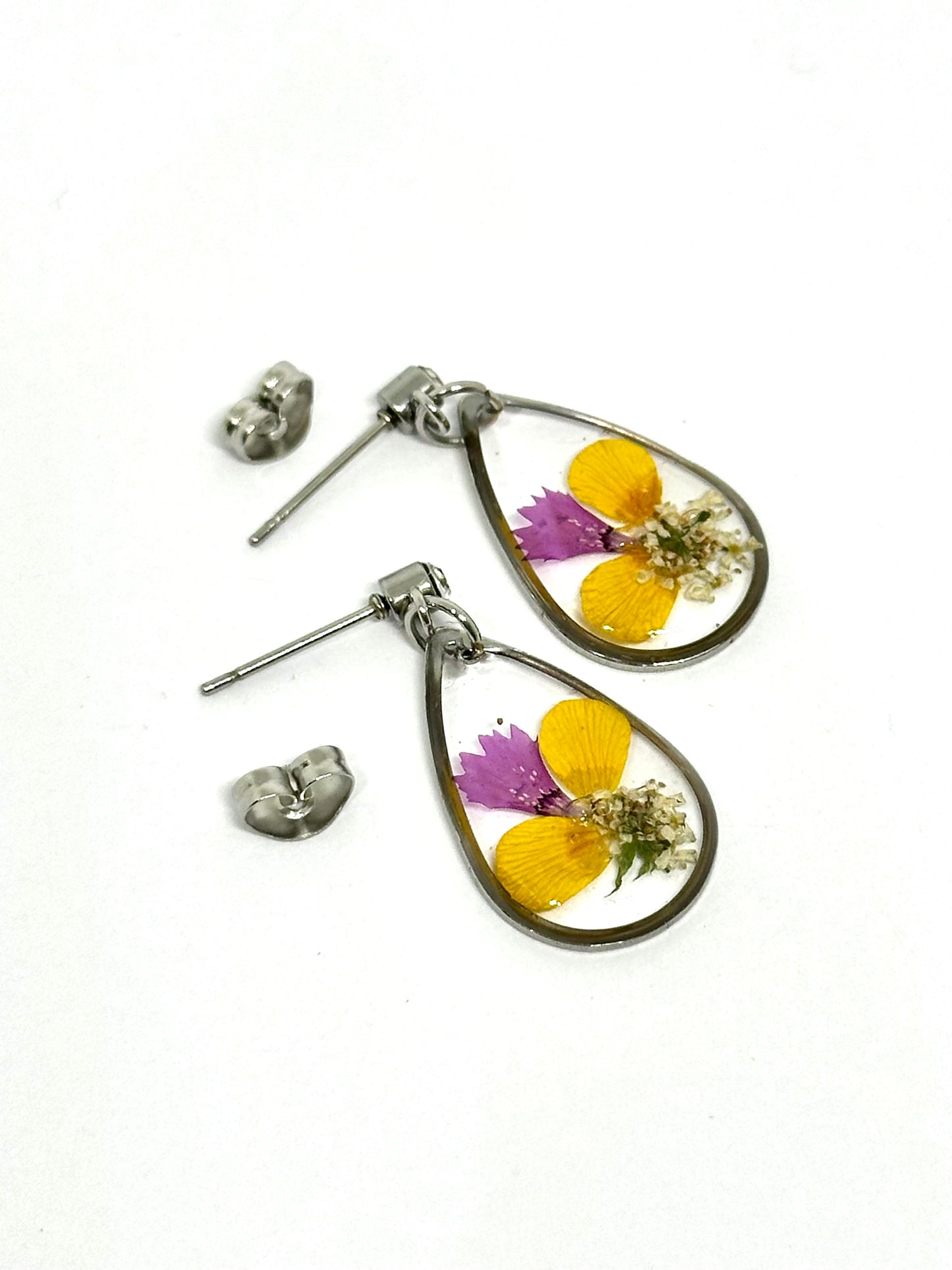 Örhängen med gula och lila kronblad