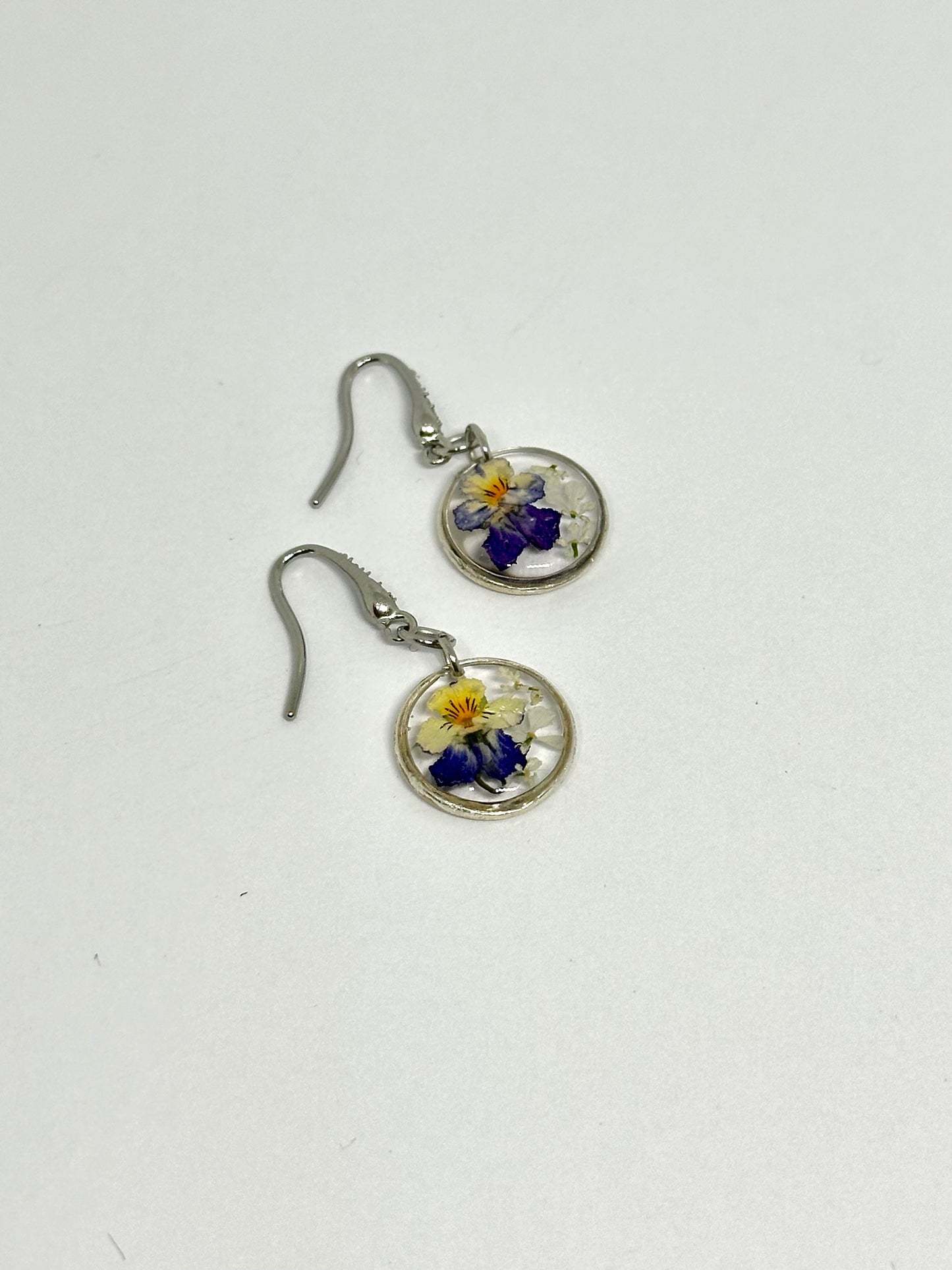 Mini violetta örhängen