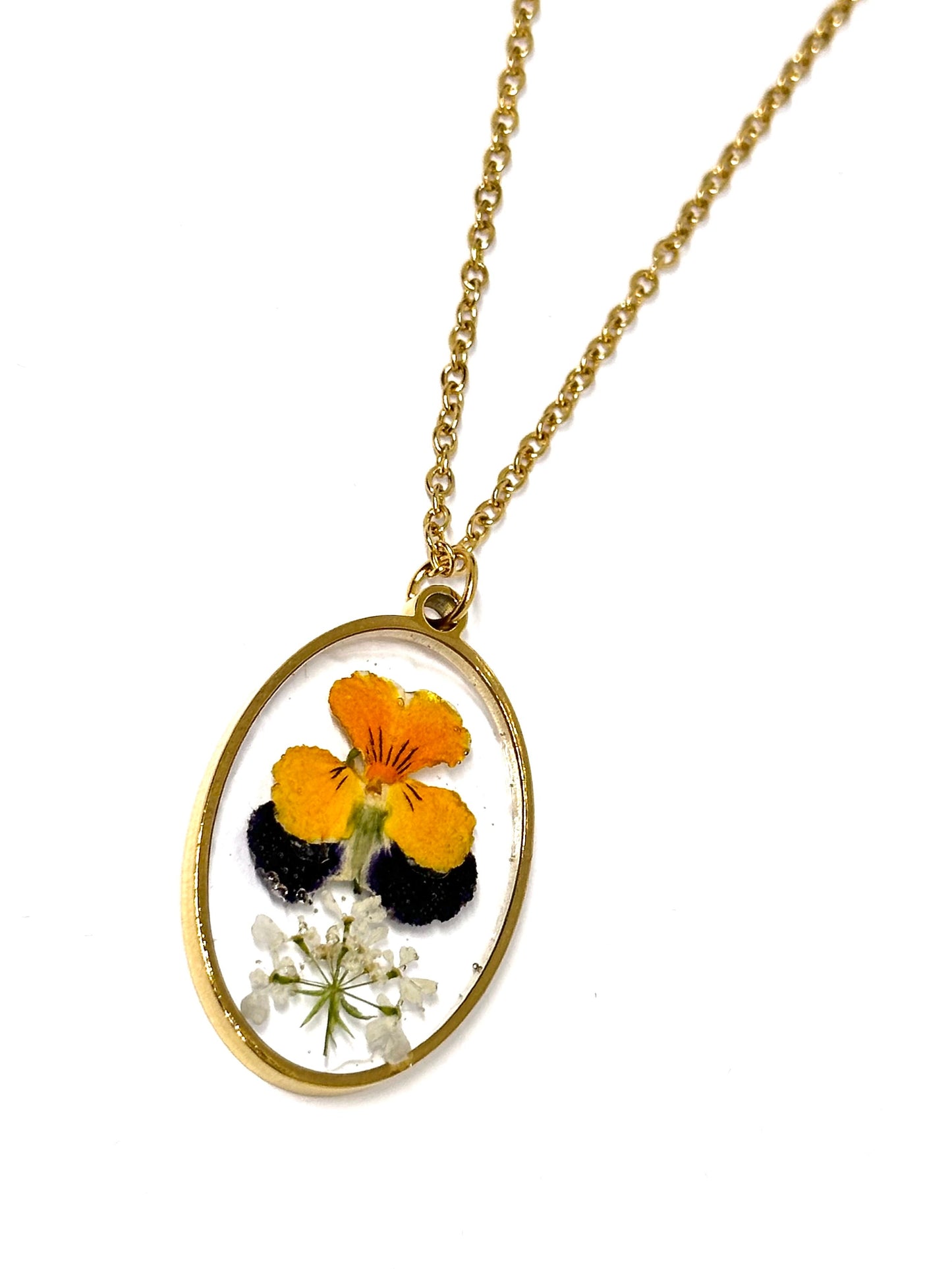 Ovalt halsband med gyllene penséer