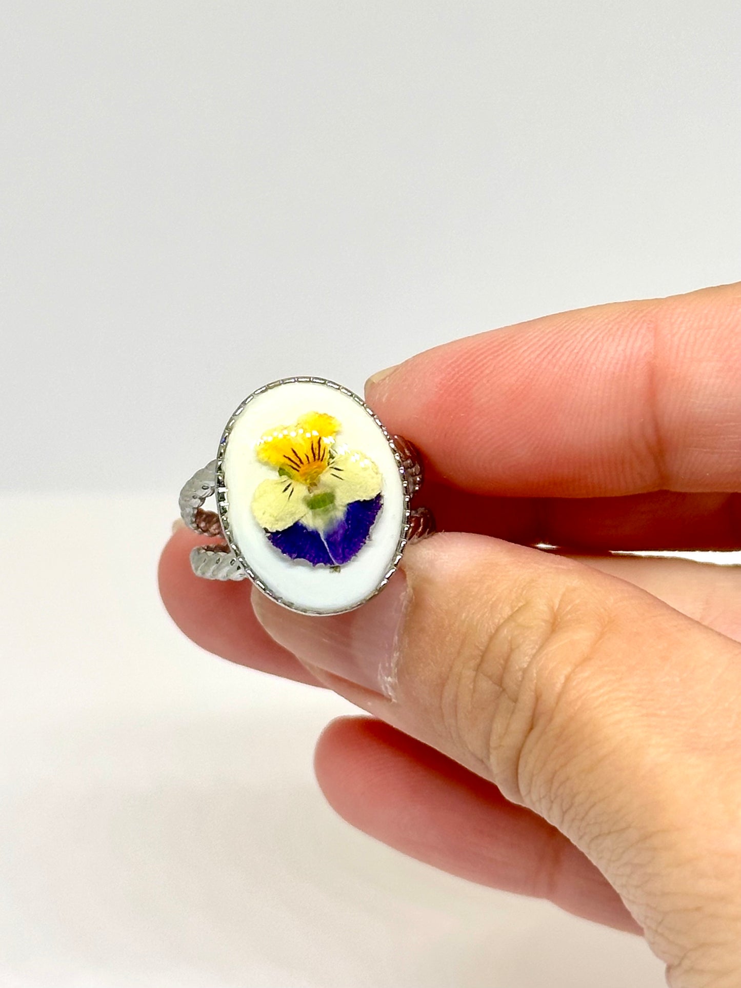 Pensé rund ring – vit bakgrund