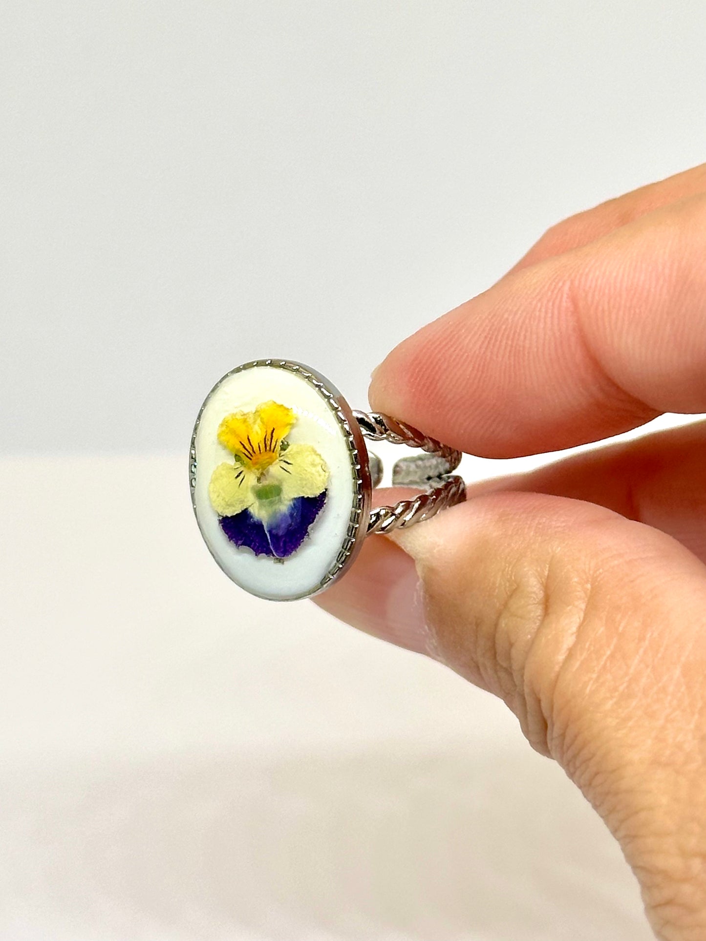 Pensé rund ring – vit bakgrund