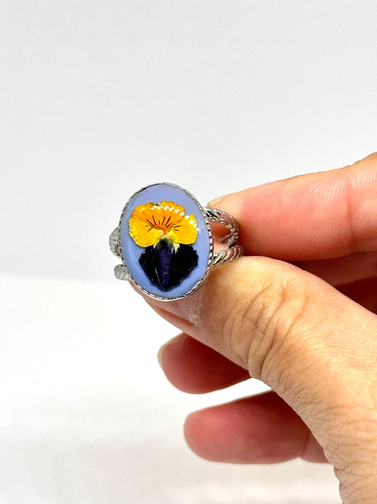 Pensé oval ring – lila bakgrund