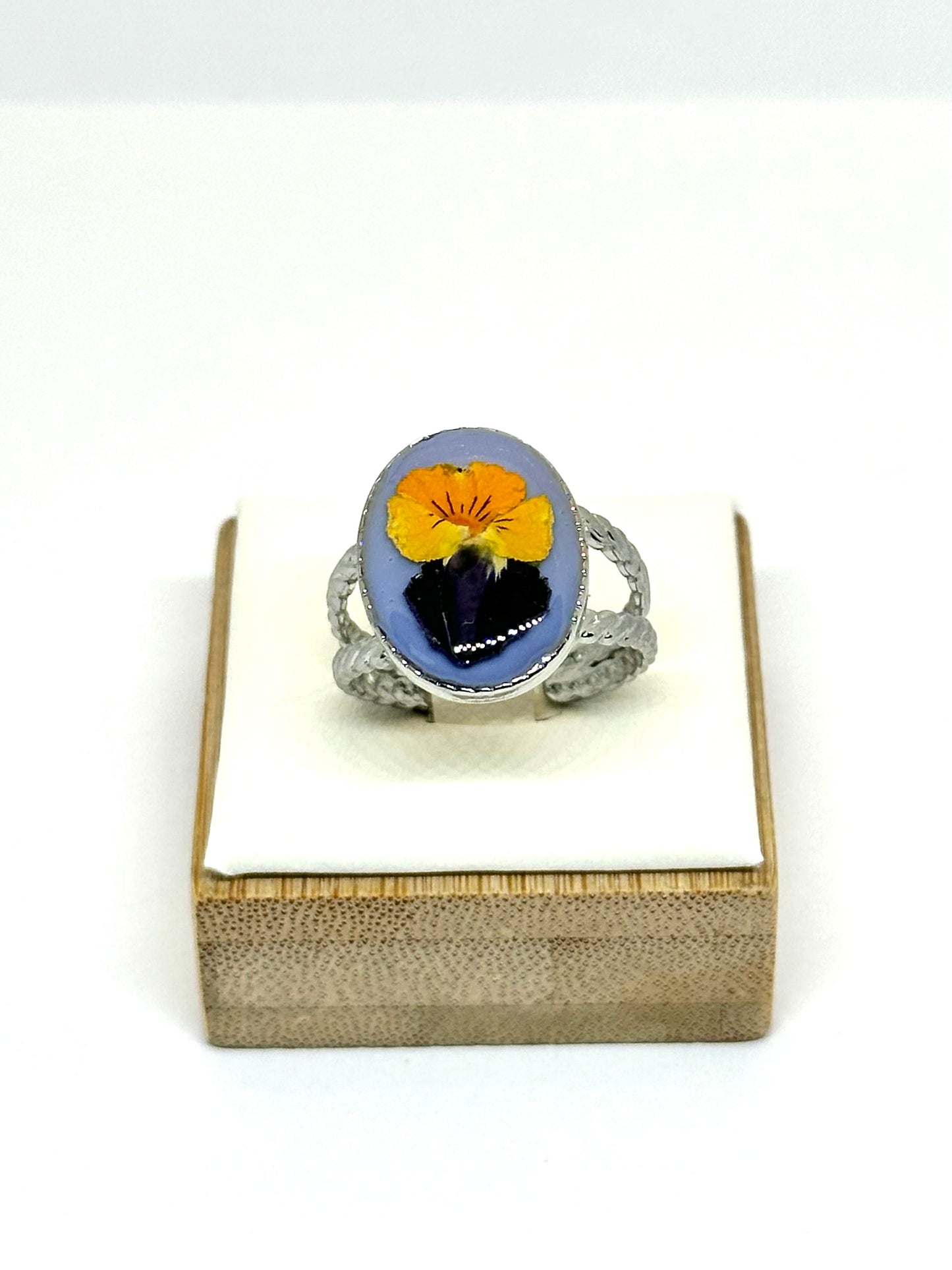 Pensé oval ring – lila bakgrund