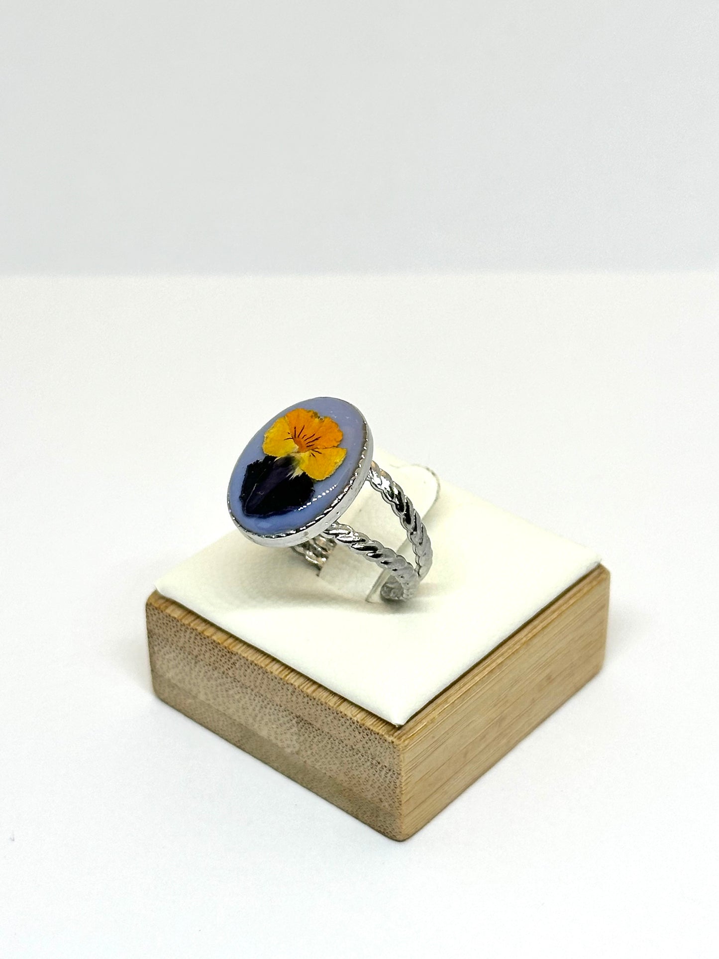 Pensé oval ring – lila bakgrund