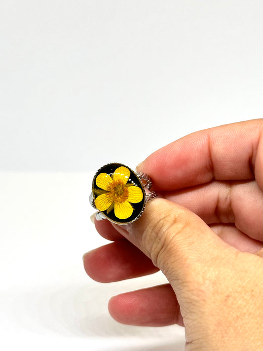 Smörblomma oval ring – svart bakgrund