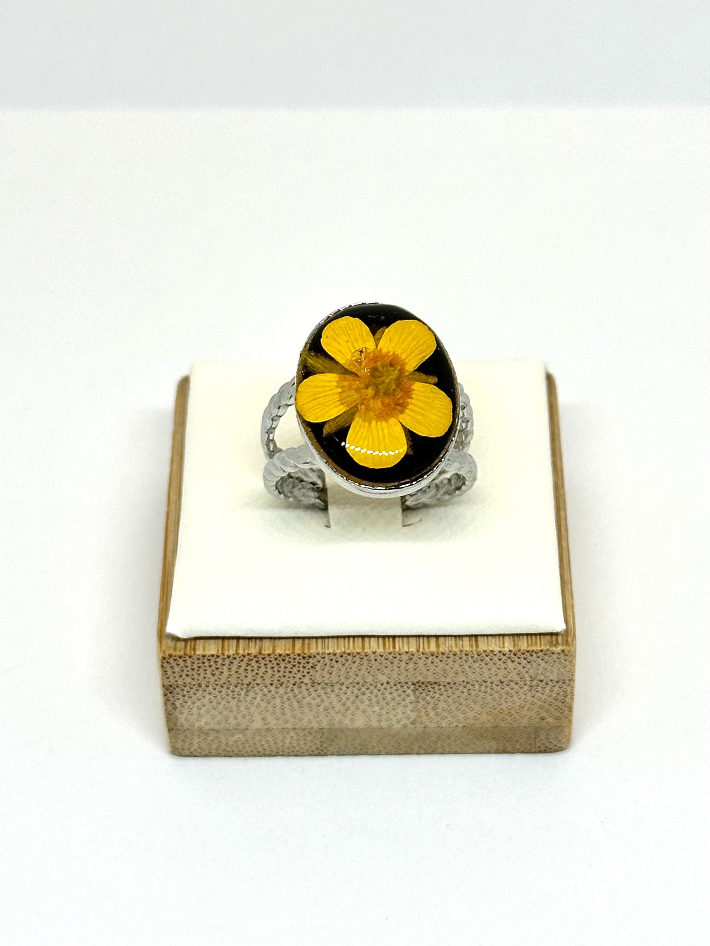 Smörblomma oval ring – svart bakgrund