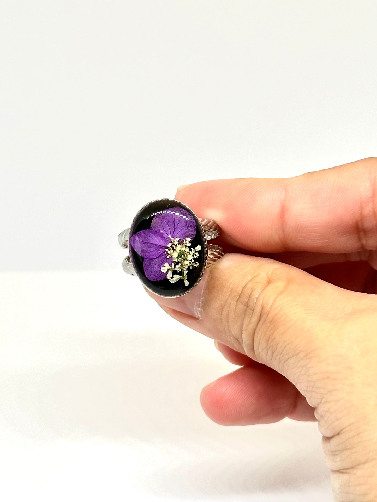 Hortensia och körvel oval ring – svart bakgrund