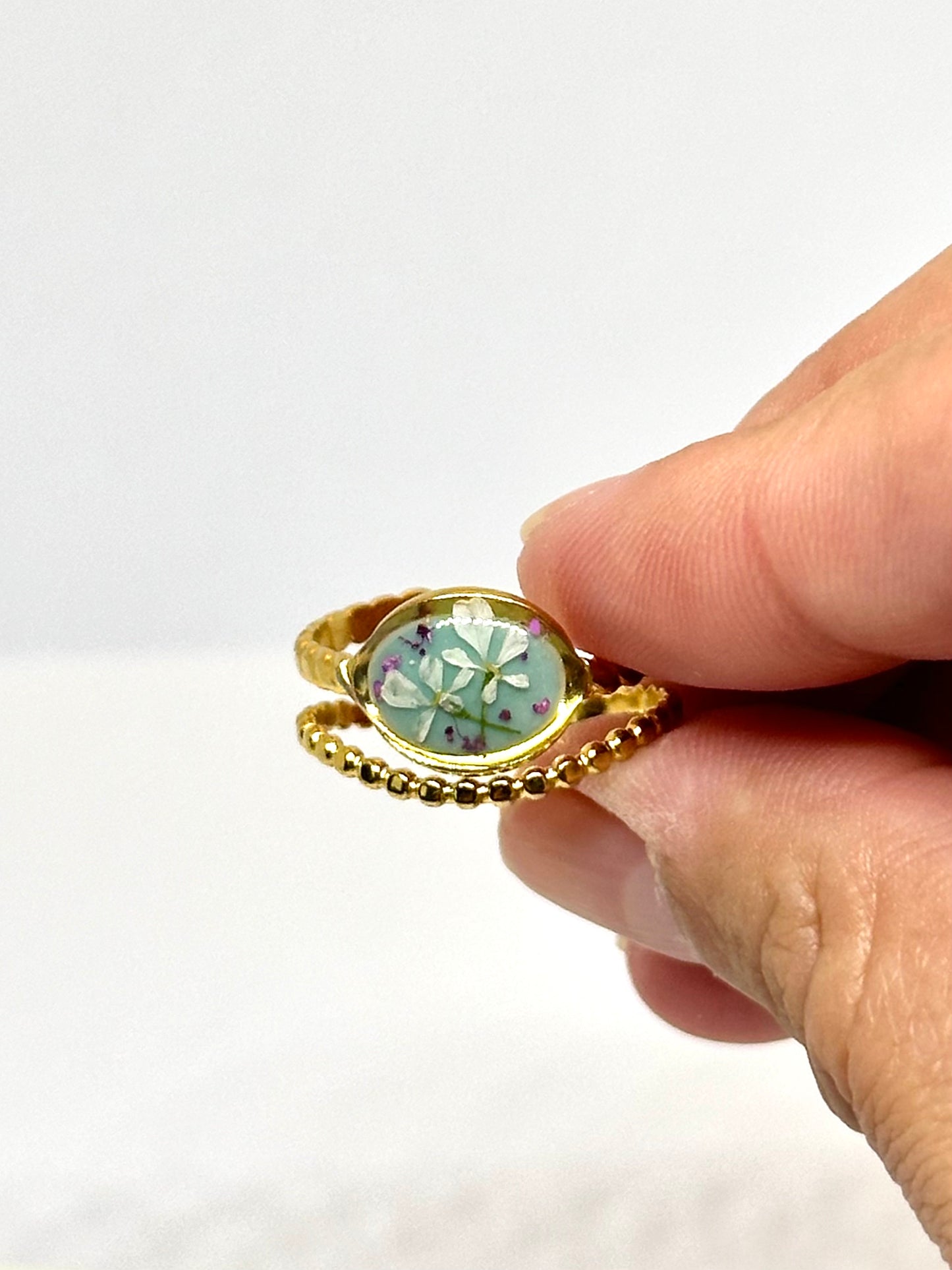 Vit blomring - mintgrön bakgrund