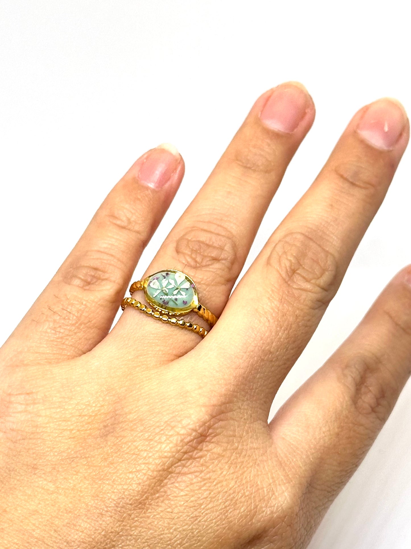 Vit blomring - mintgrön bakgrund