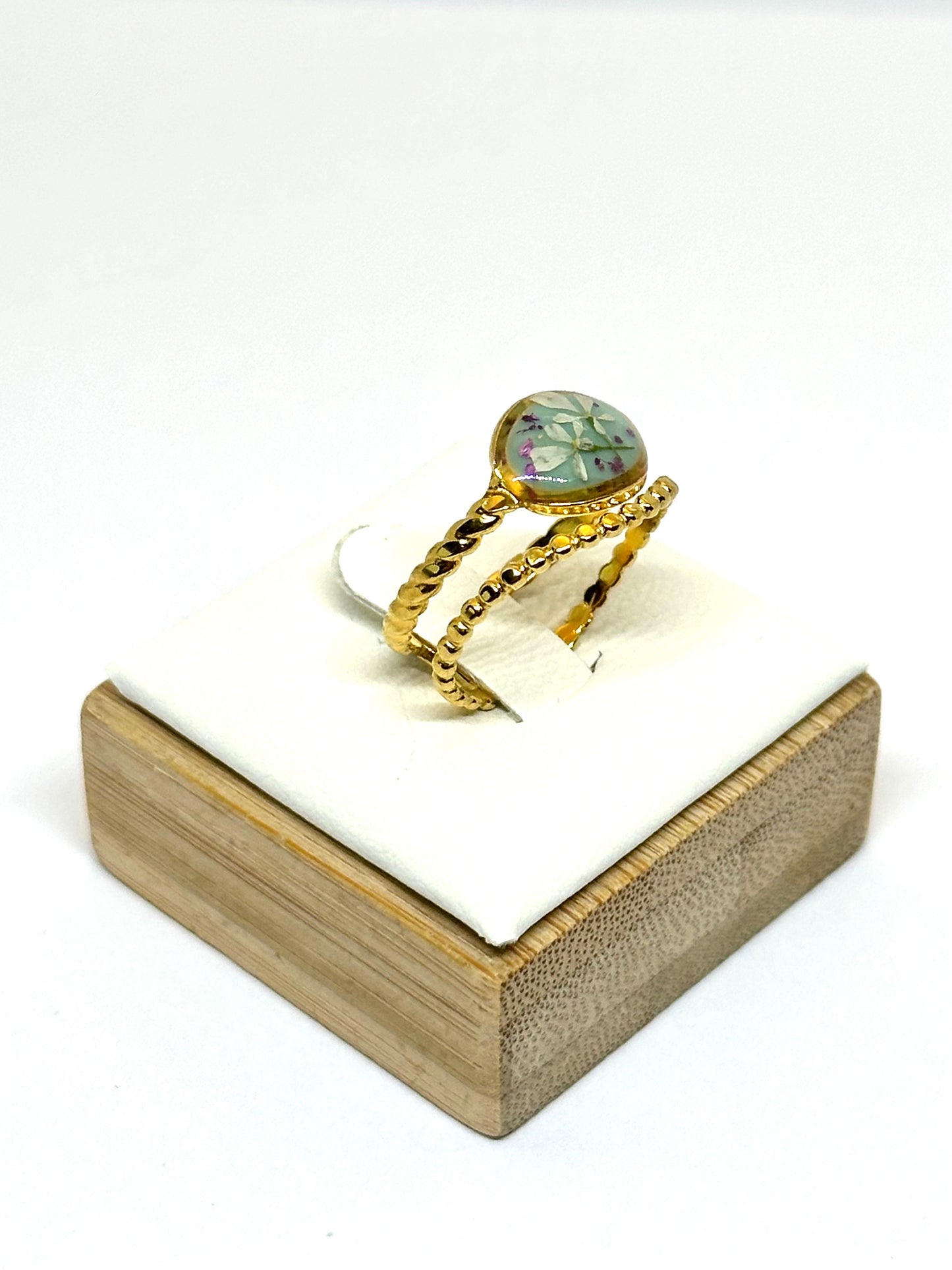 Vit blomring - mintgrön bakgrund