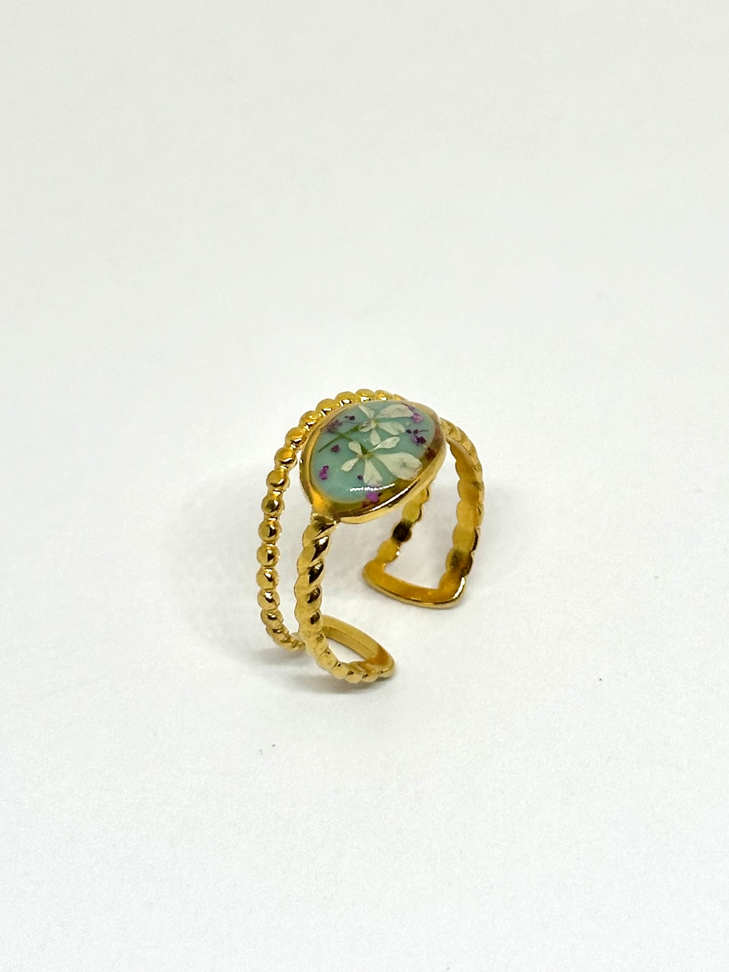 Vit blomring - mintgrön bakgrund