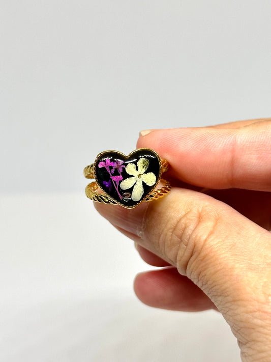 Ring med vitklöverblomma - svart bakgrund 