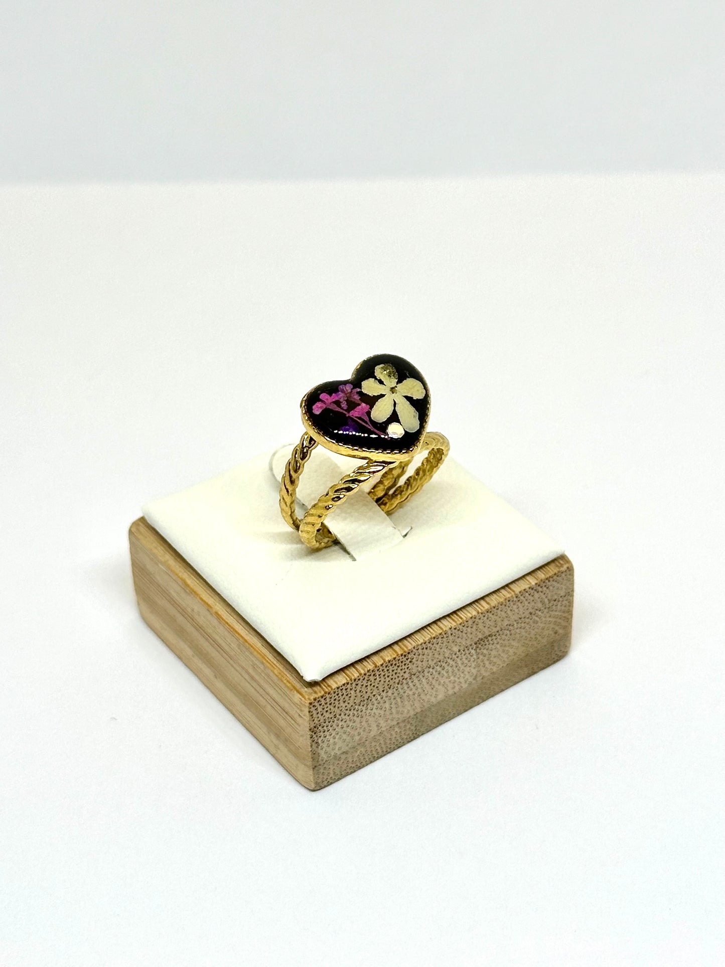 Ring med vitklöverblomma - svart bakgrund 