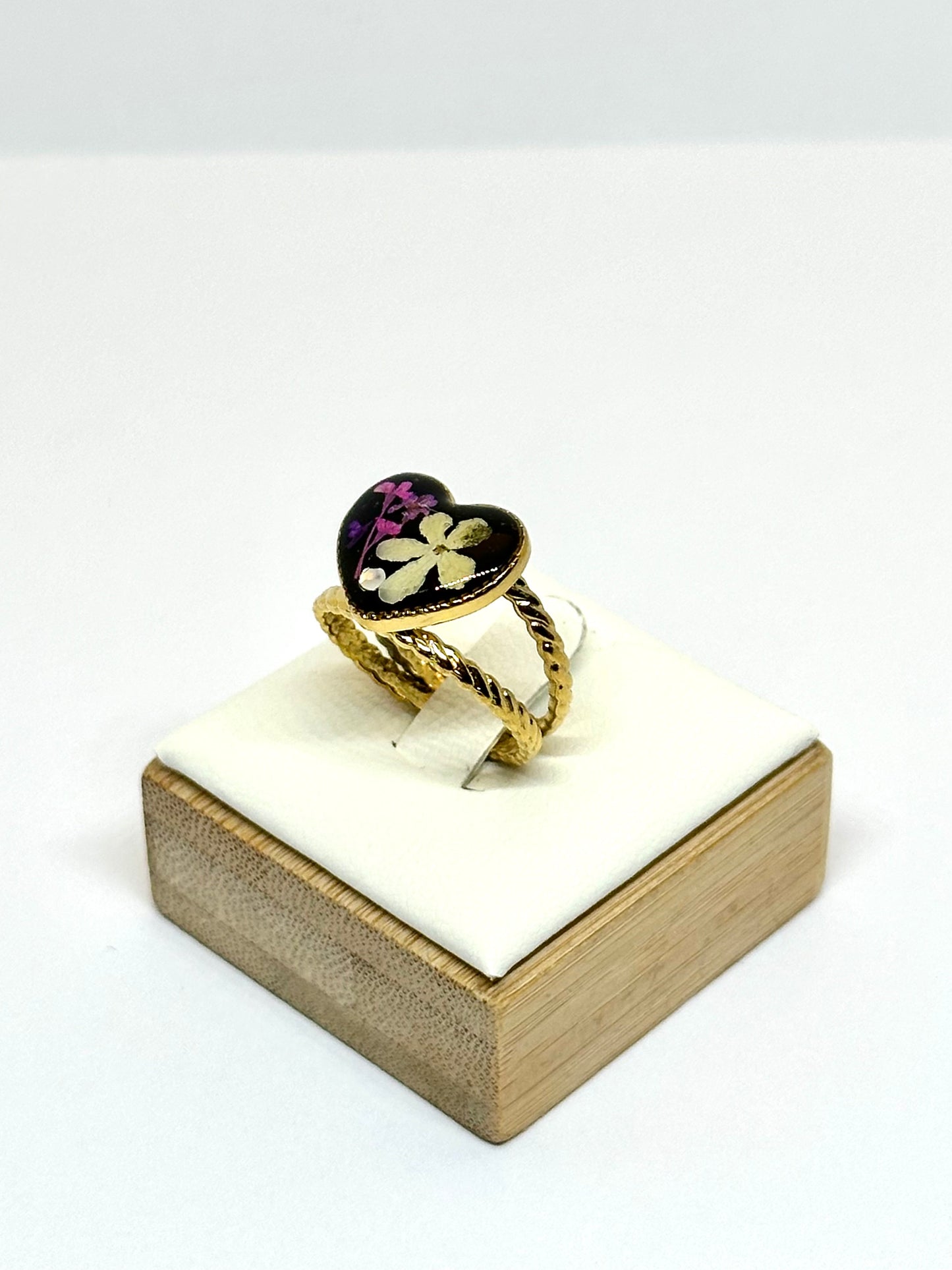 Ring med vitklöverblomma - svart bakgrund 