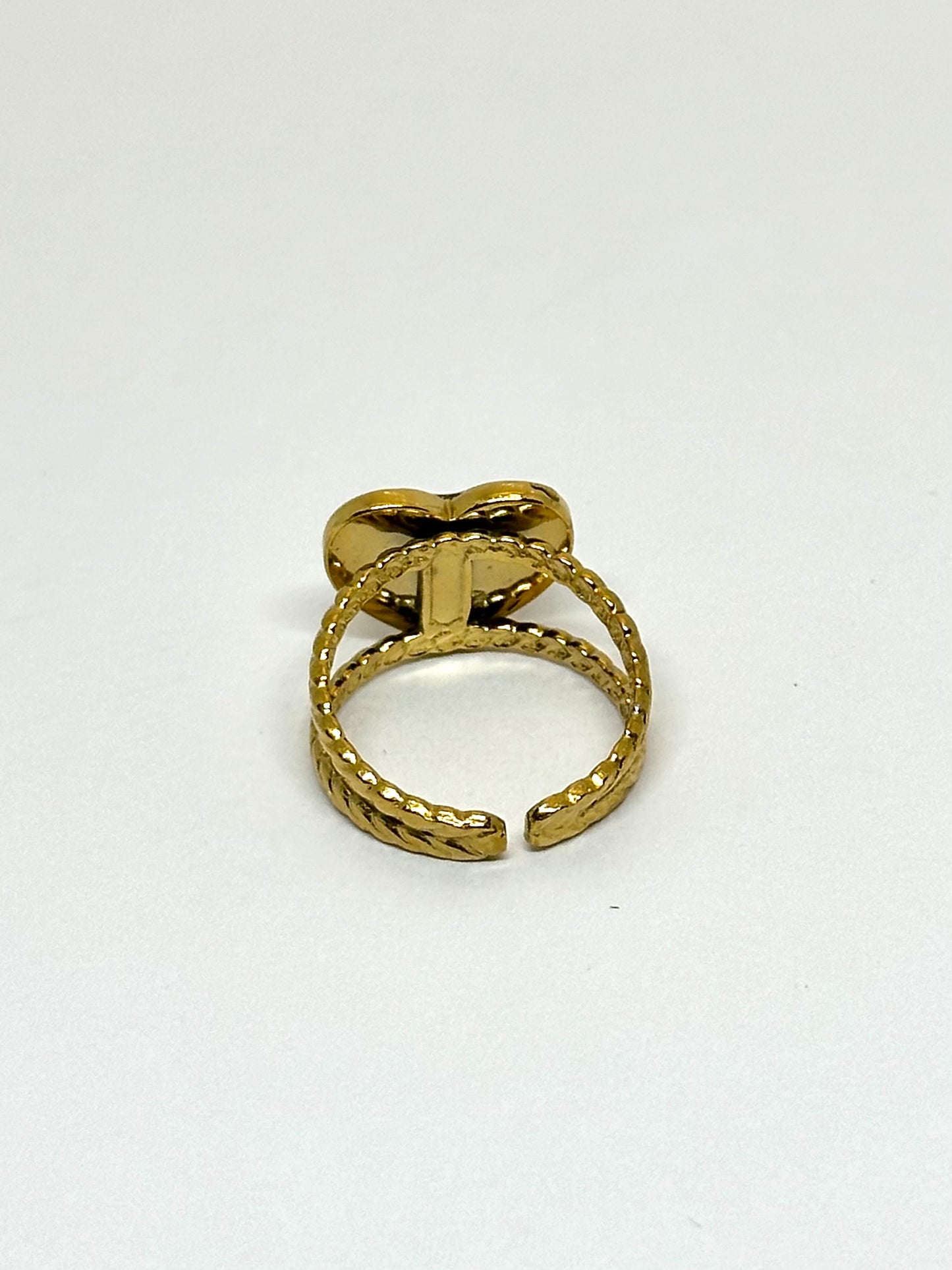 Ring med vitklöverblomma - svart bakgrund 