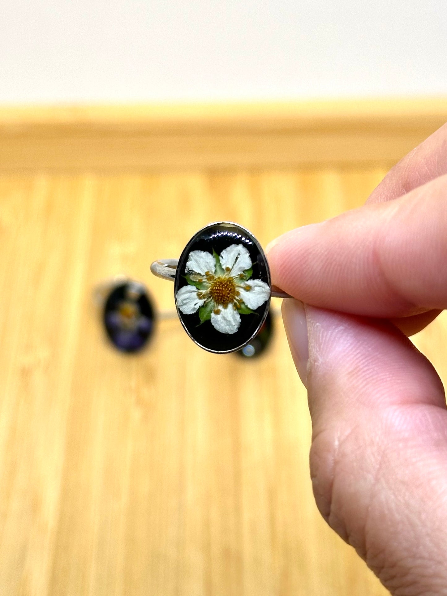 Jordgubbsblomring - svart bakgrund