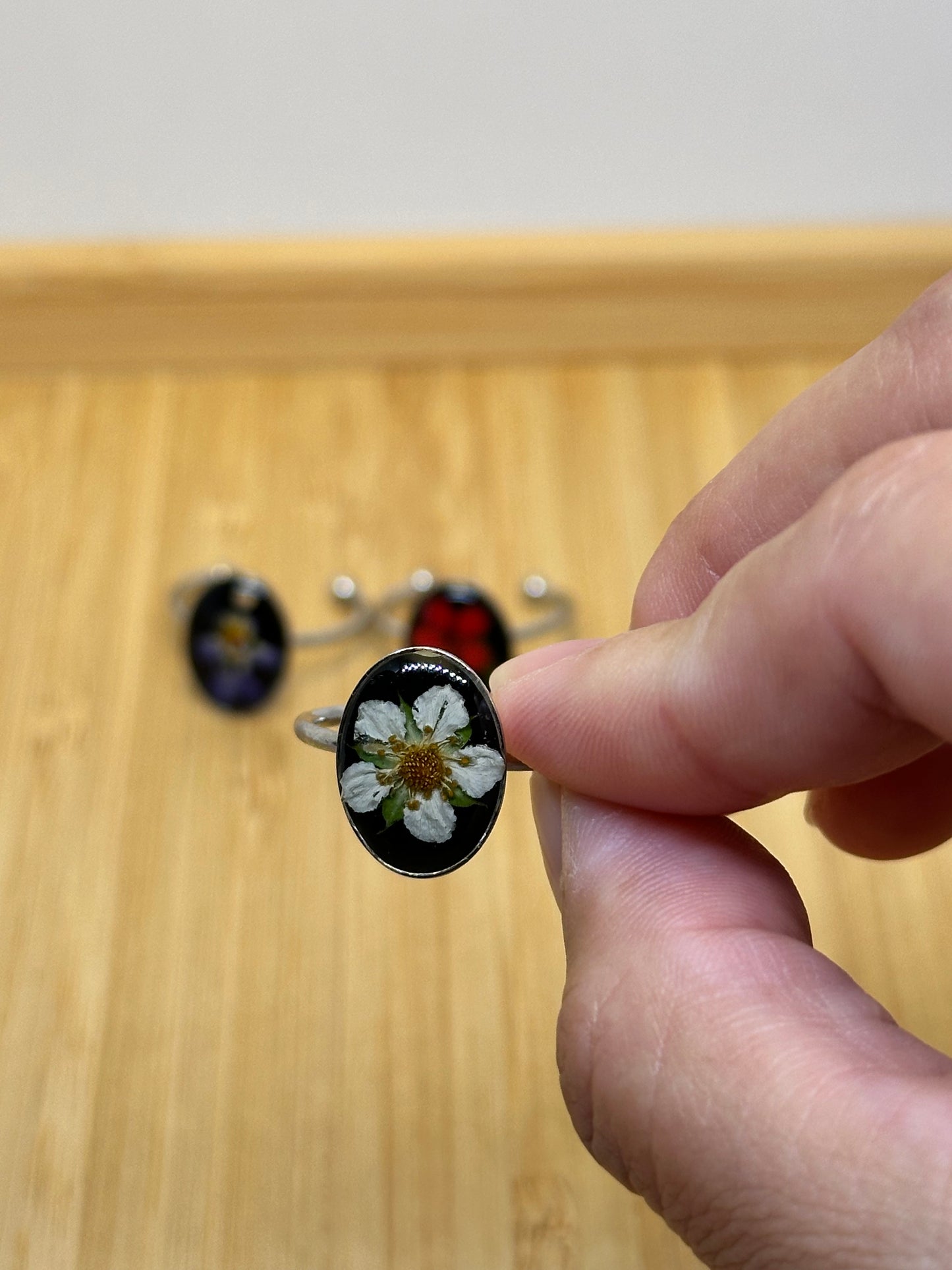 Jordgubbsblomring - svart bakgrund