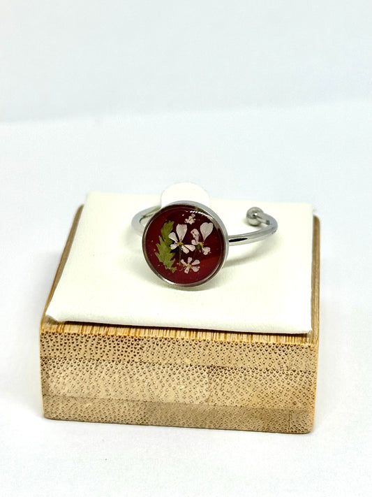 Körvelring och ormbunke - vinröd bakgrund