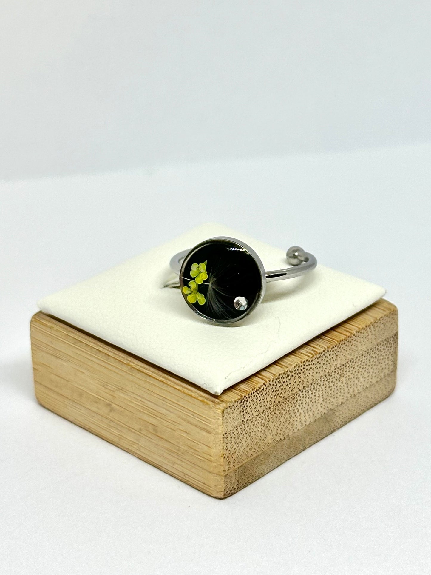 Maskrosring - svart bakgrund