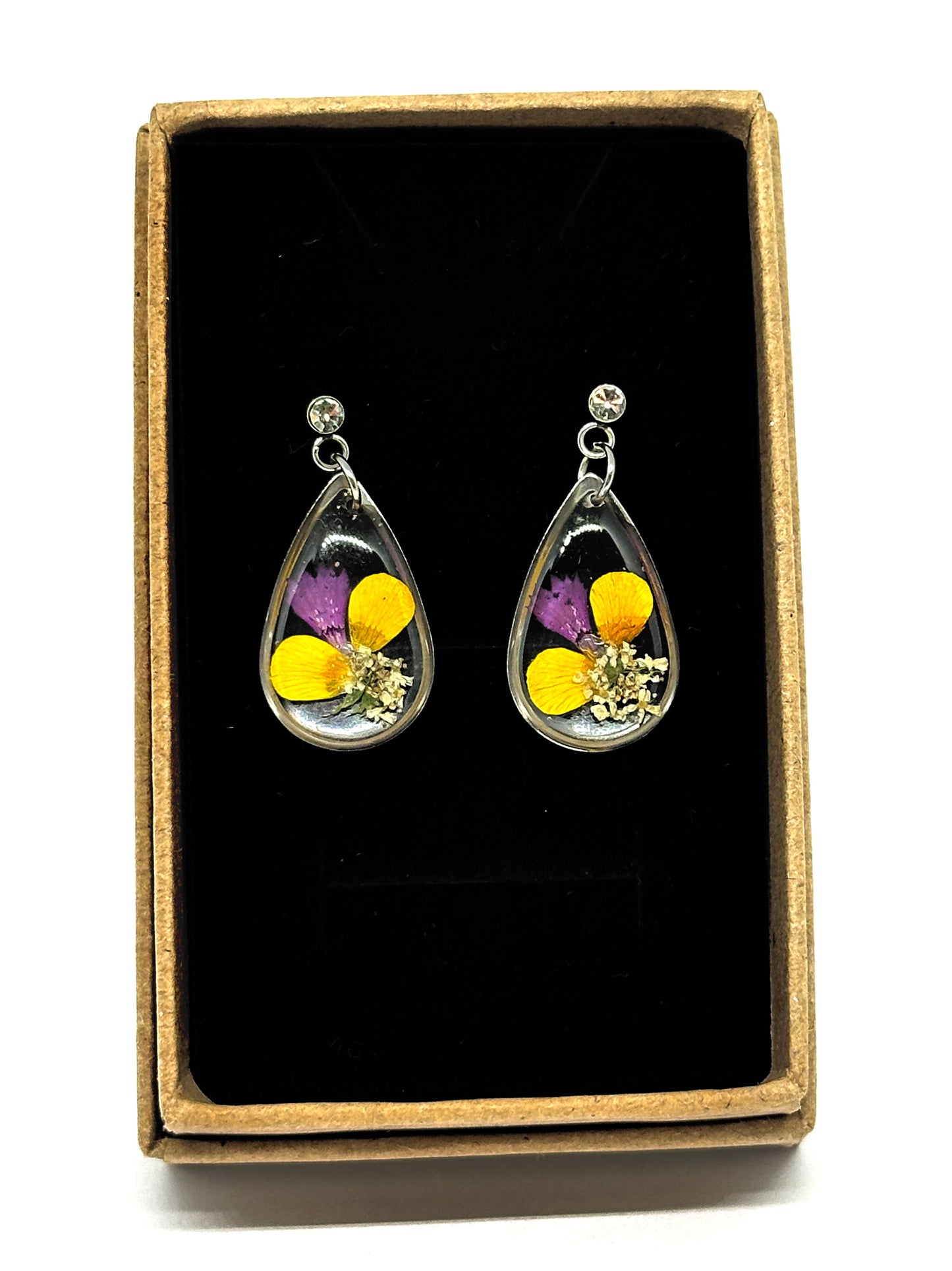 Örhängen med gula och lila kronblad