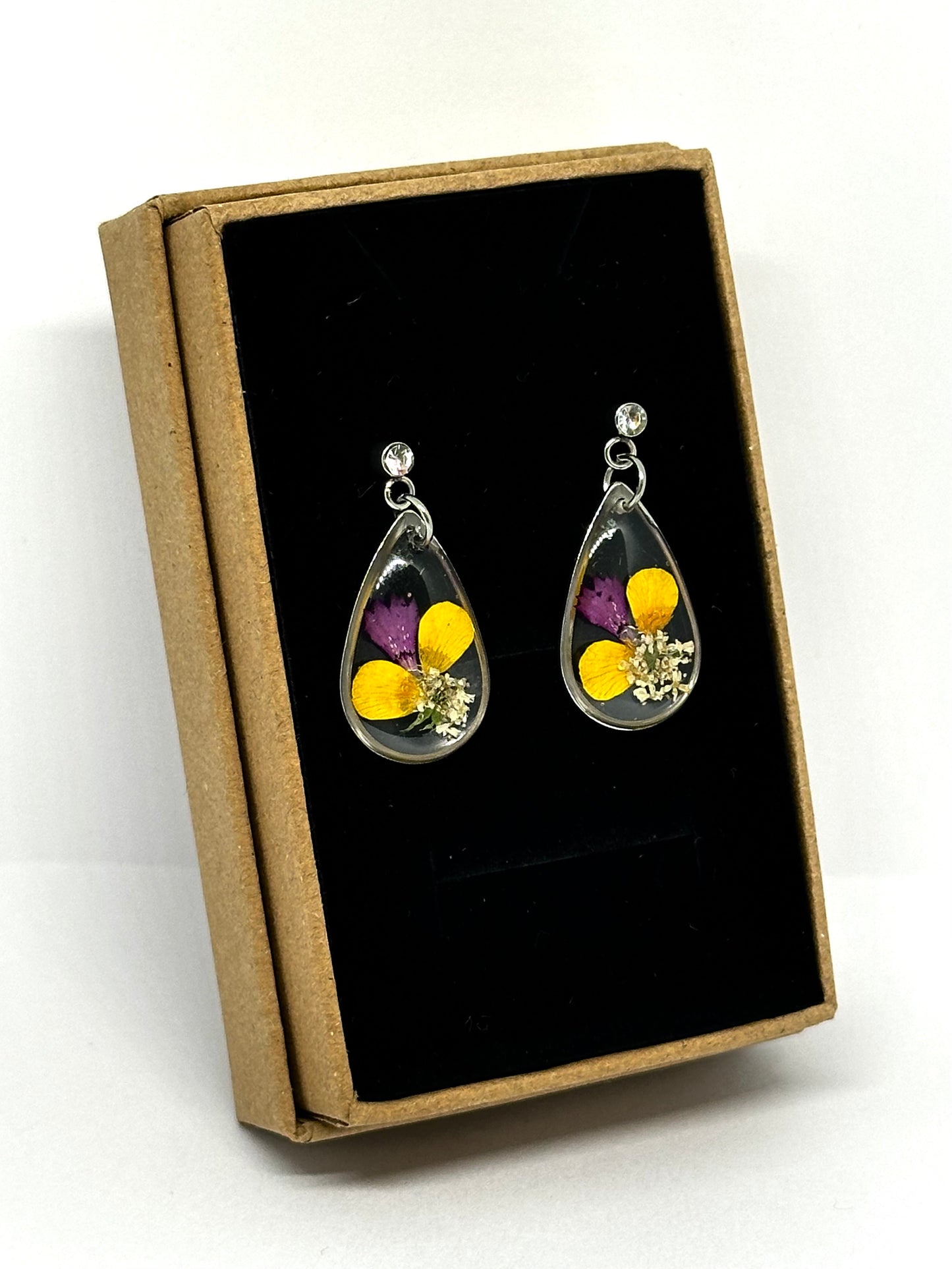 Örhängen med gula och lila kronblad