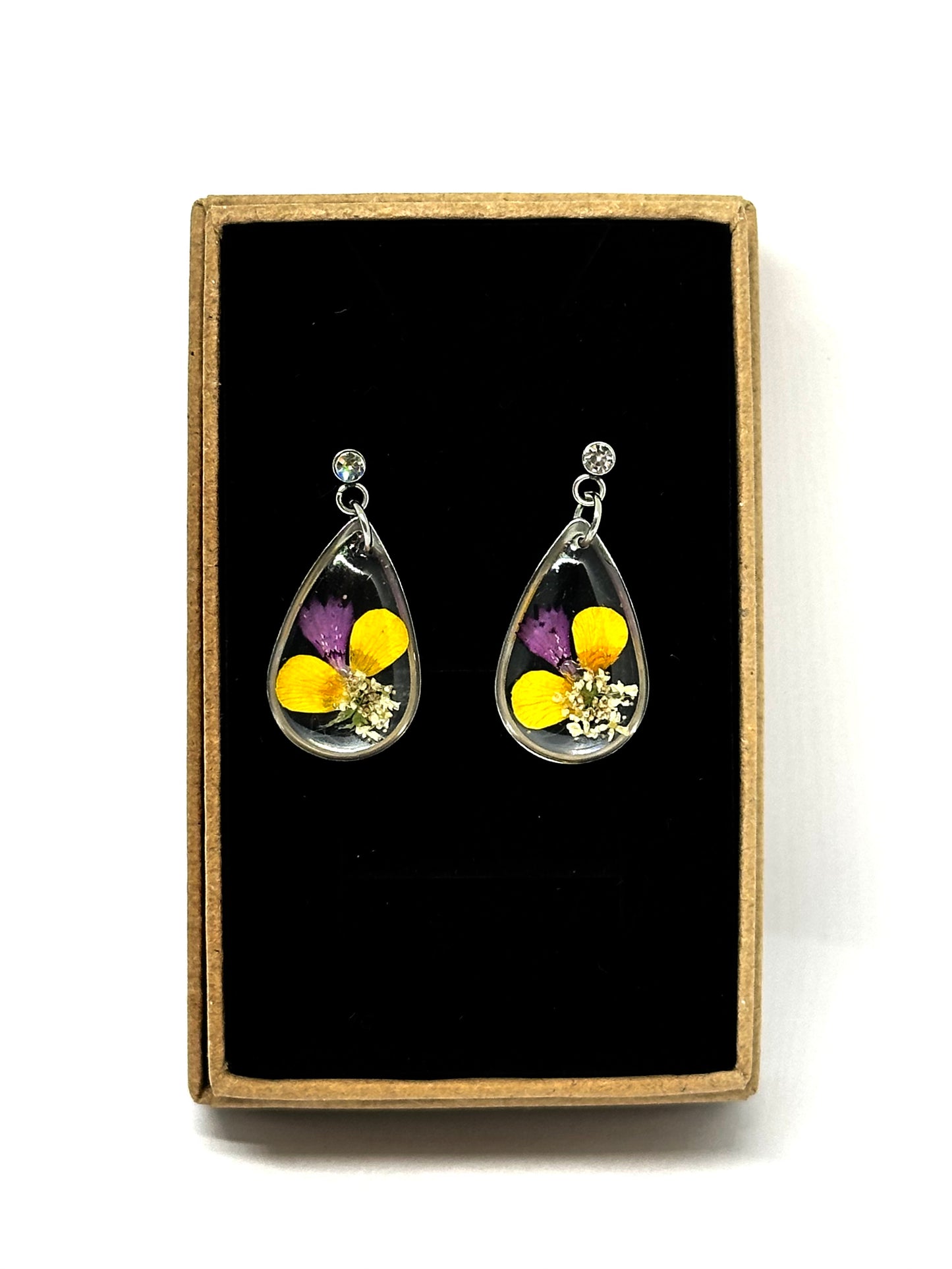 Örhängen med gula och lila kronblad