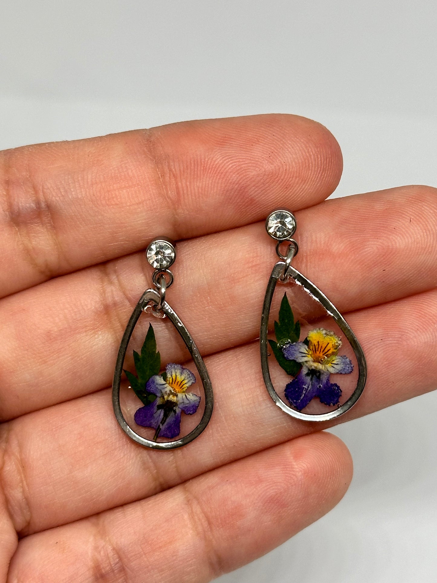 Mini violetta örhängen 