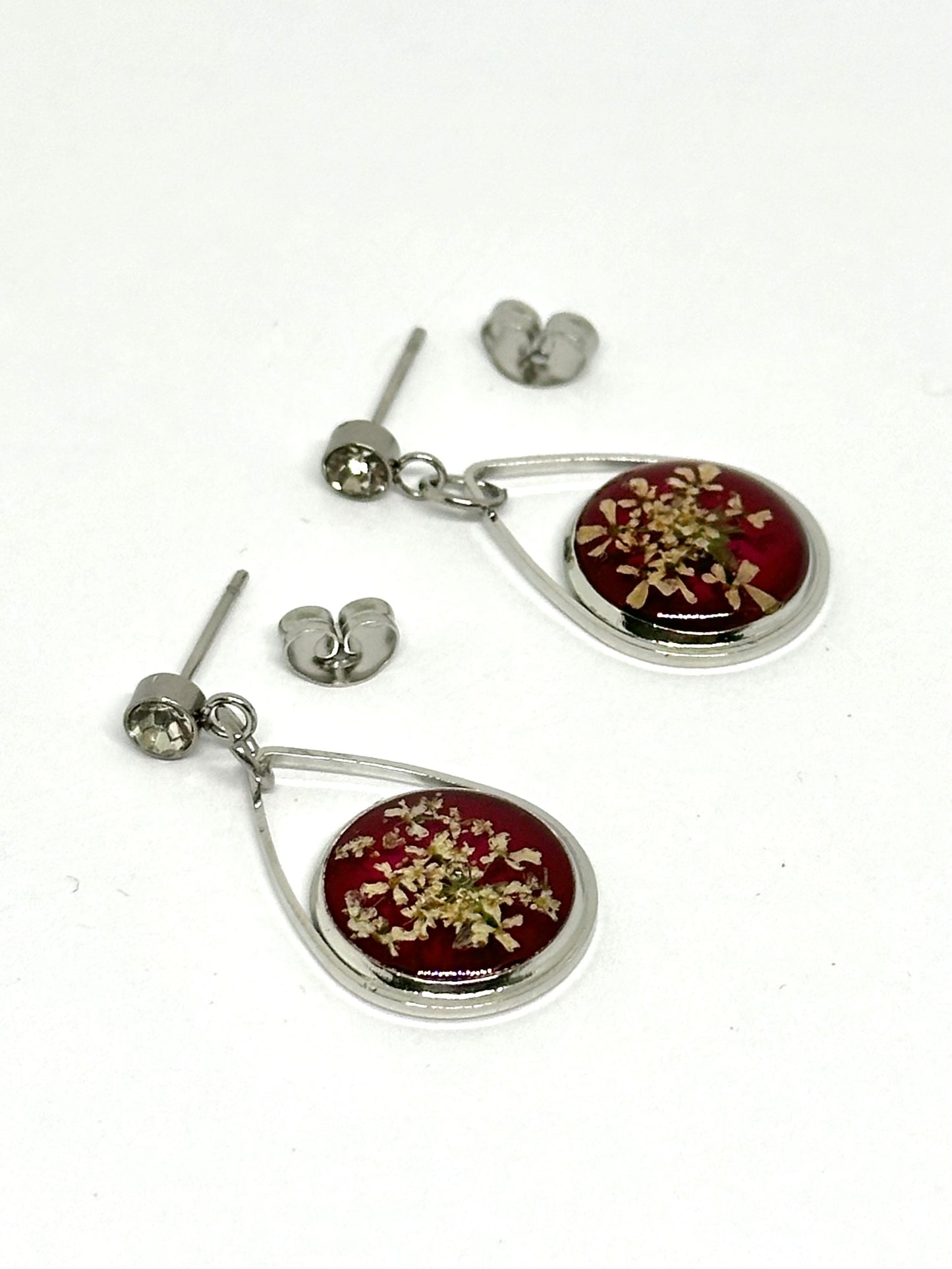 Körvel örhängen - vinröd bakgrund