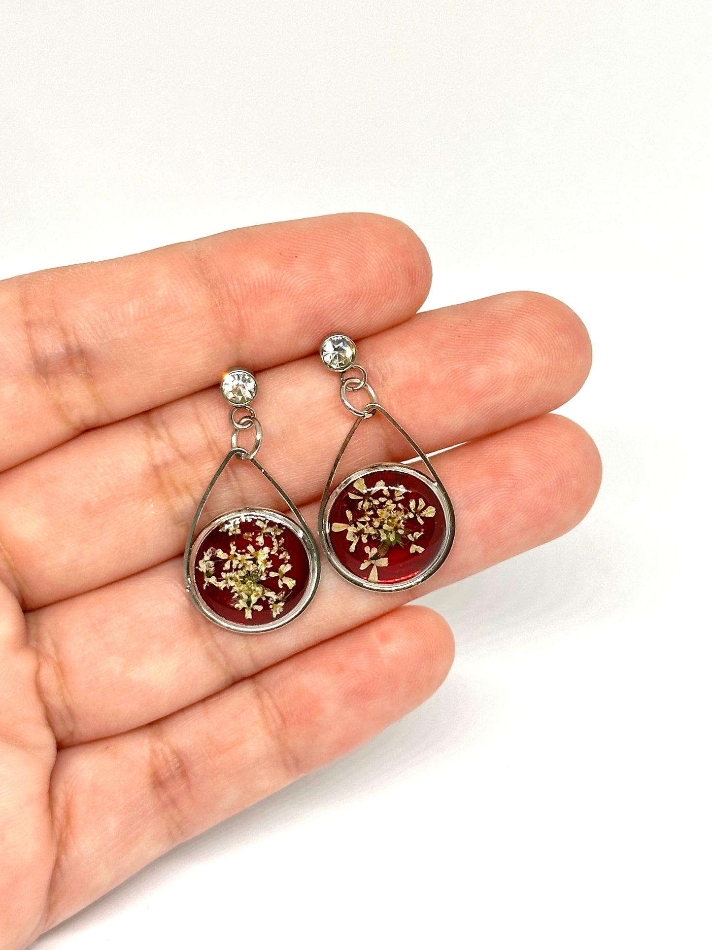 Körvel örhängen - vinröd bakgrund