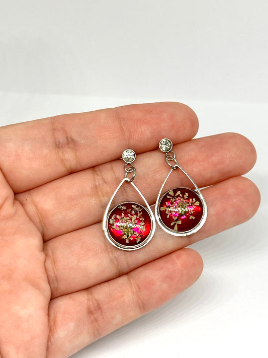 Körvel örhängen - vinröd bakgrund