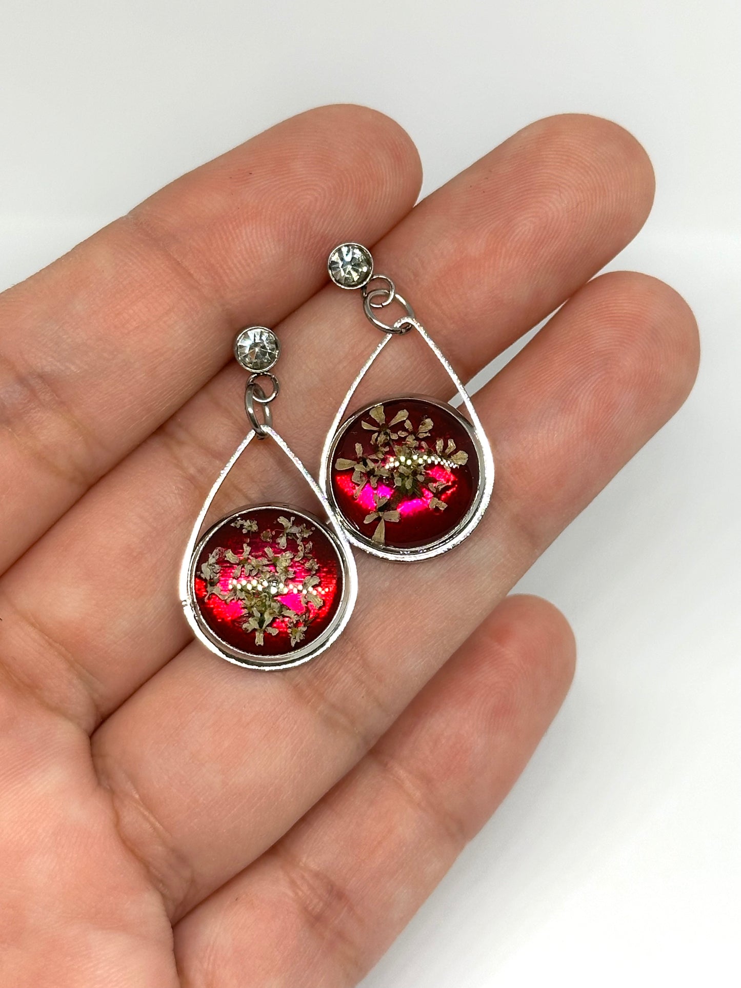 Körvel örhängen - vinröd bakgrund