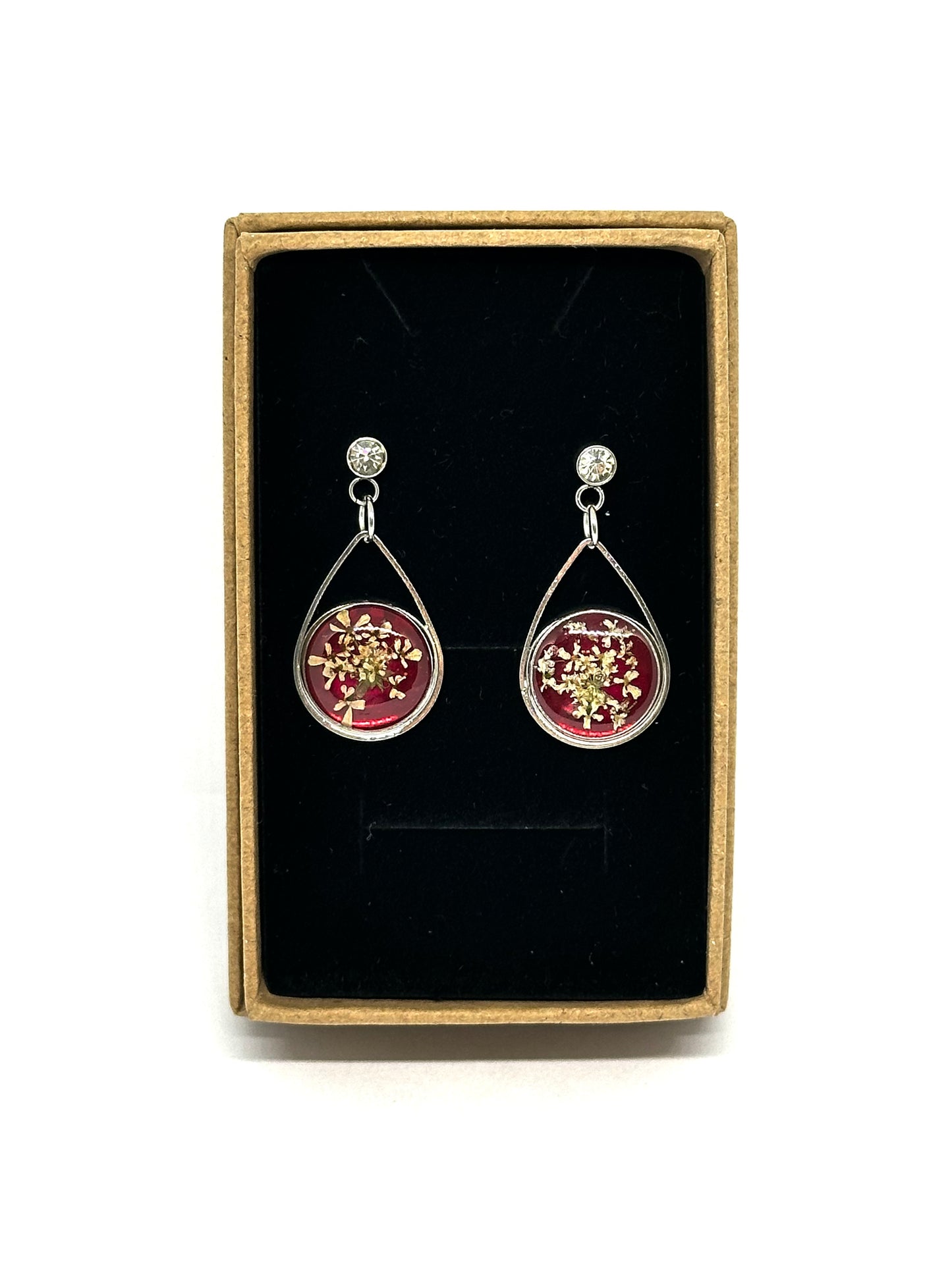 Körvel örhängen - vinröd bakgrund