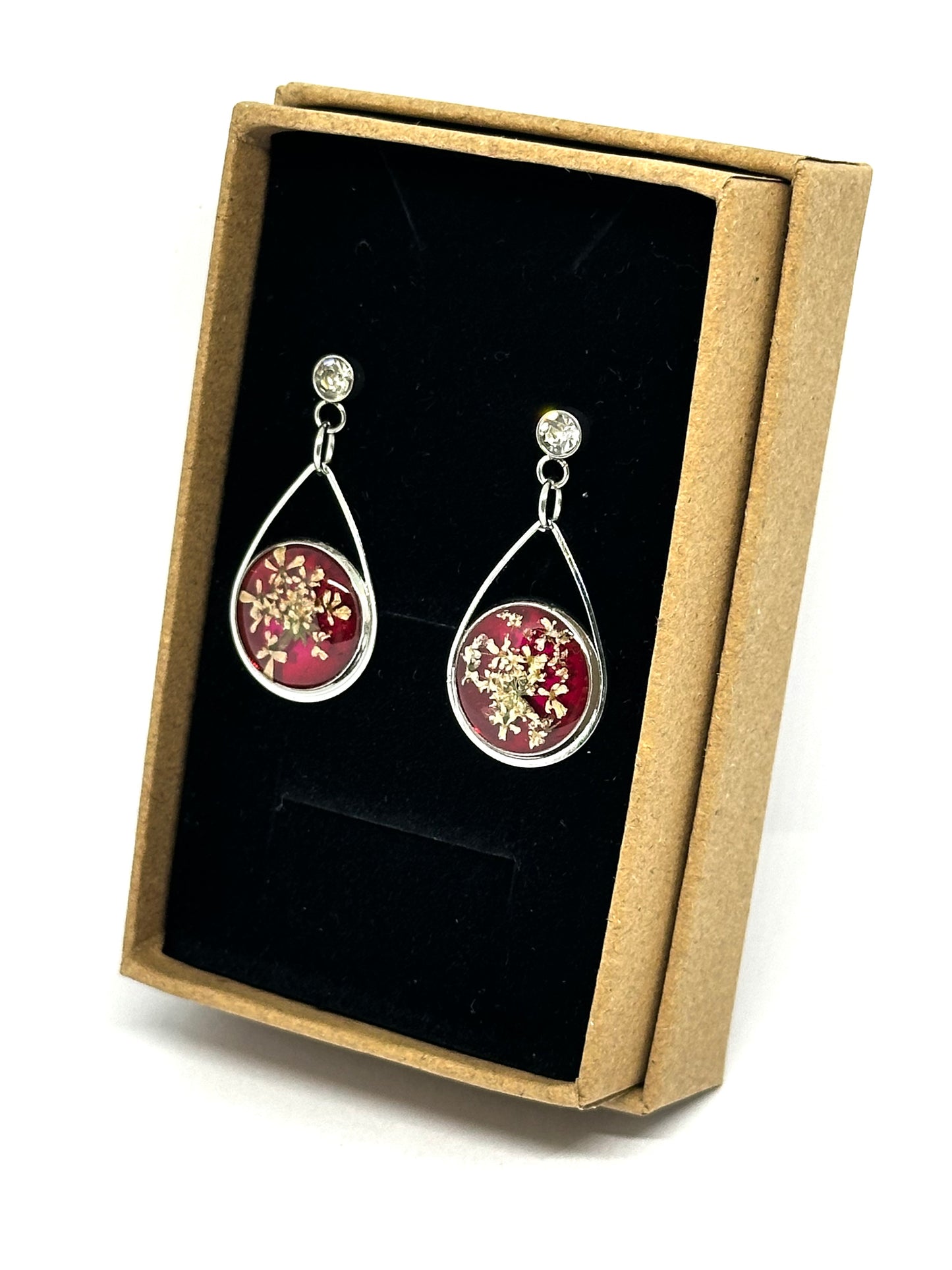 Körvel örhängen - vinröd bakgrund