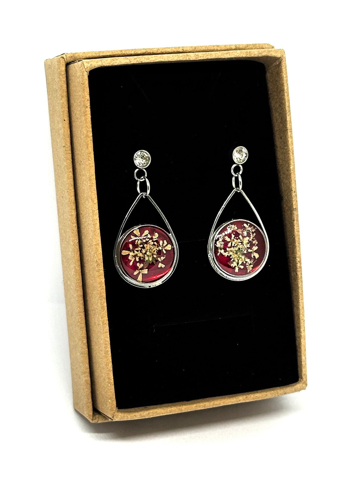 Körvel örhängen - vinröd bakgrund