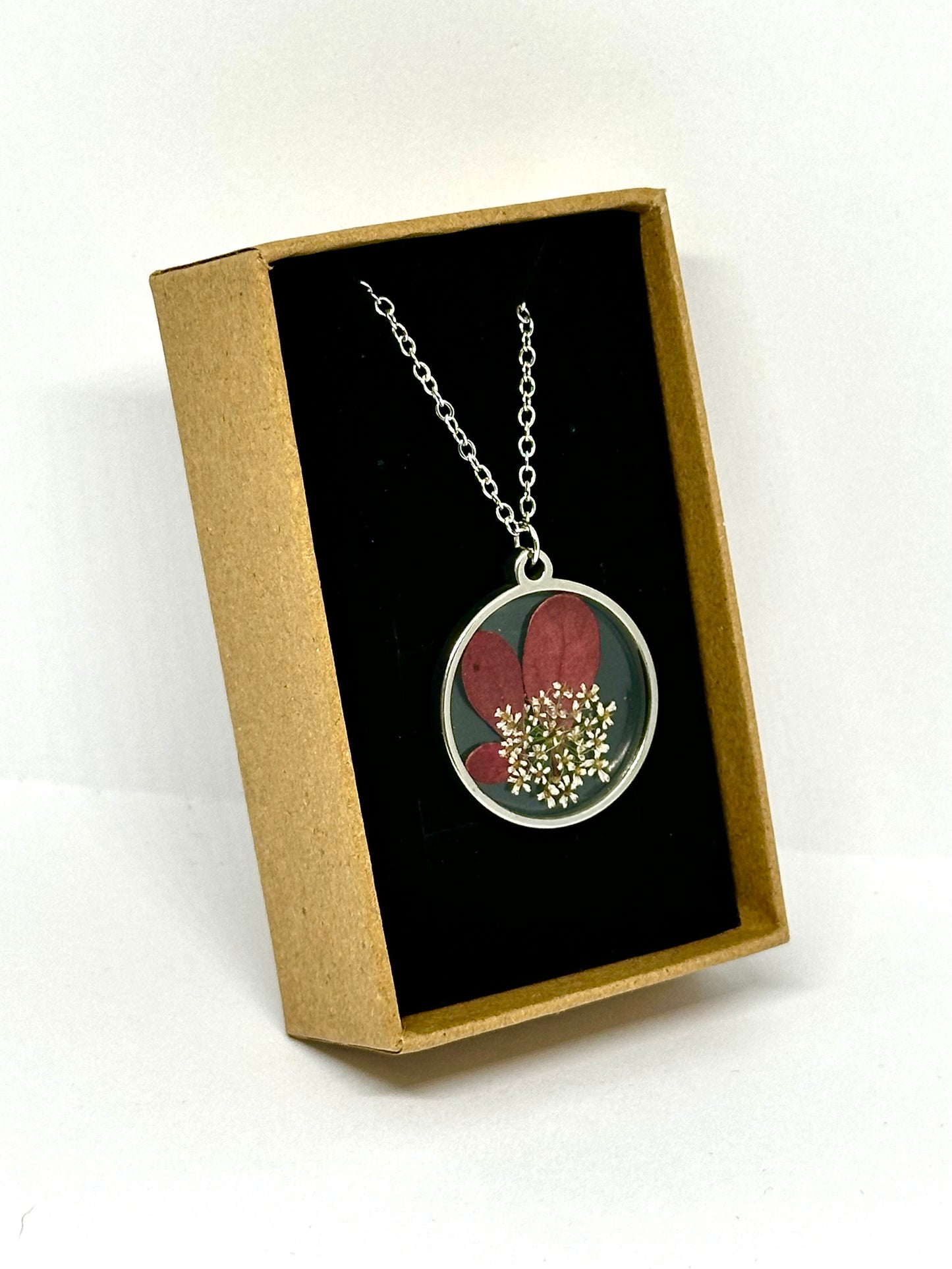 Runt halsband med höstlöv 