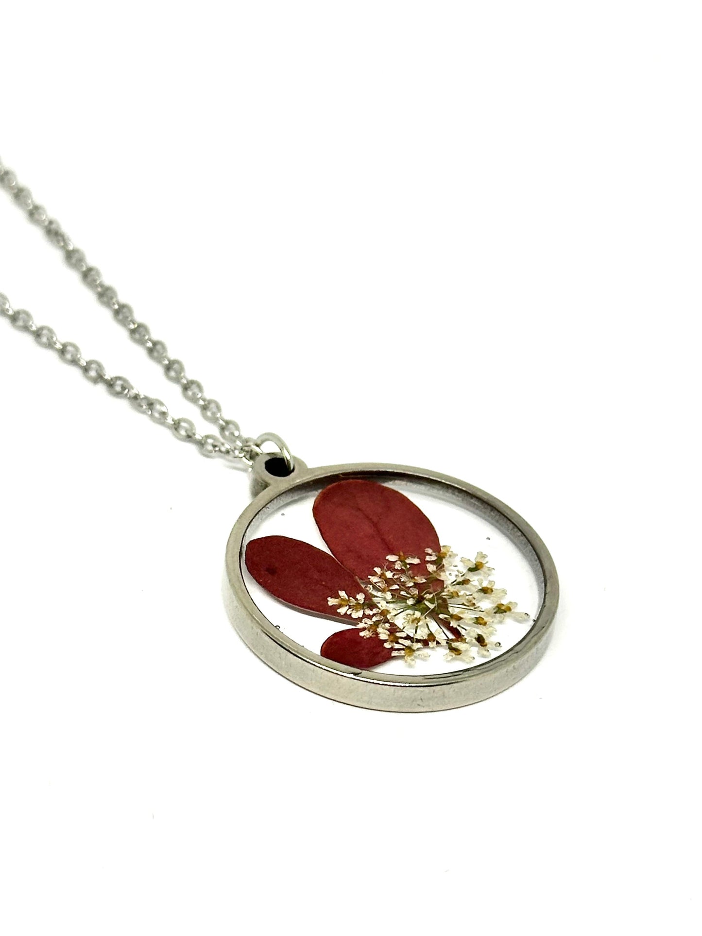 Runt halsband med höstlöv 