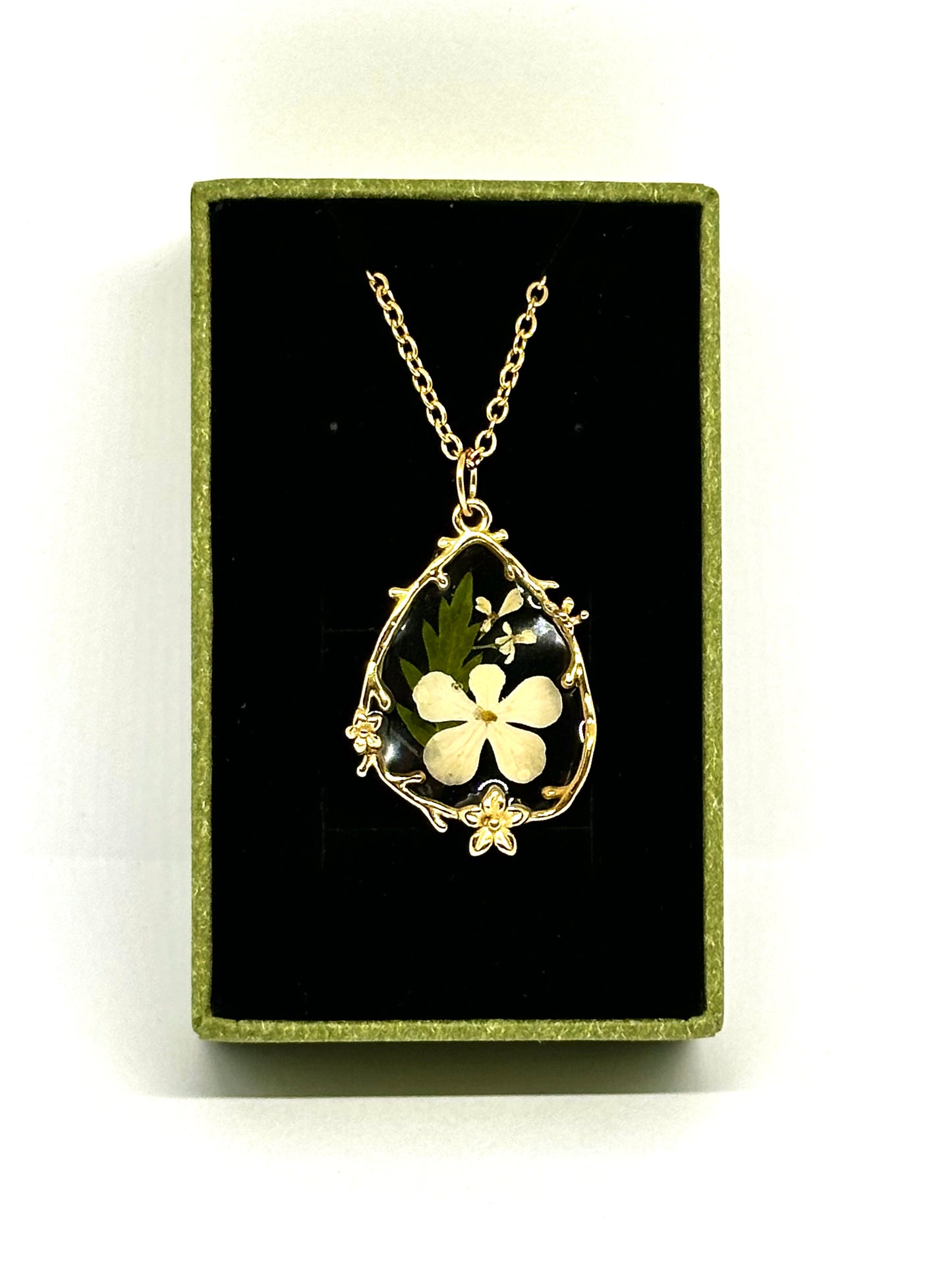 Romantiskt Halsband med Vitklöverblomma 