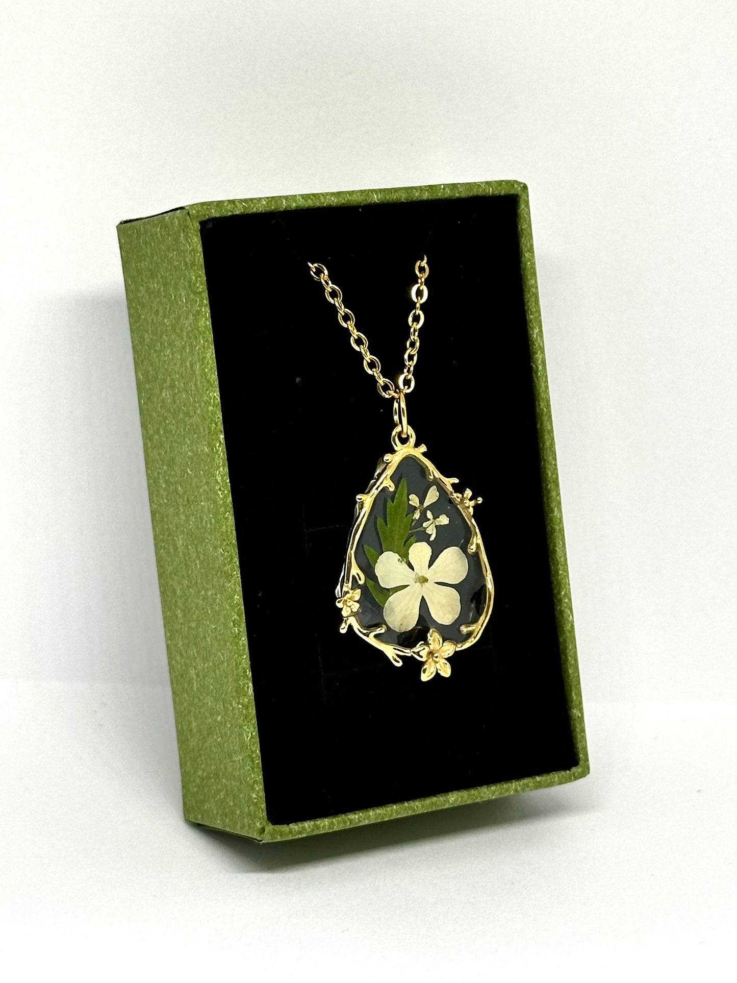 Romantiskt Halsband med Vitklöverblomma 