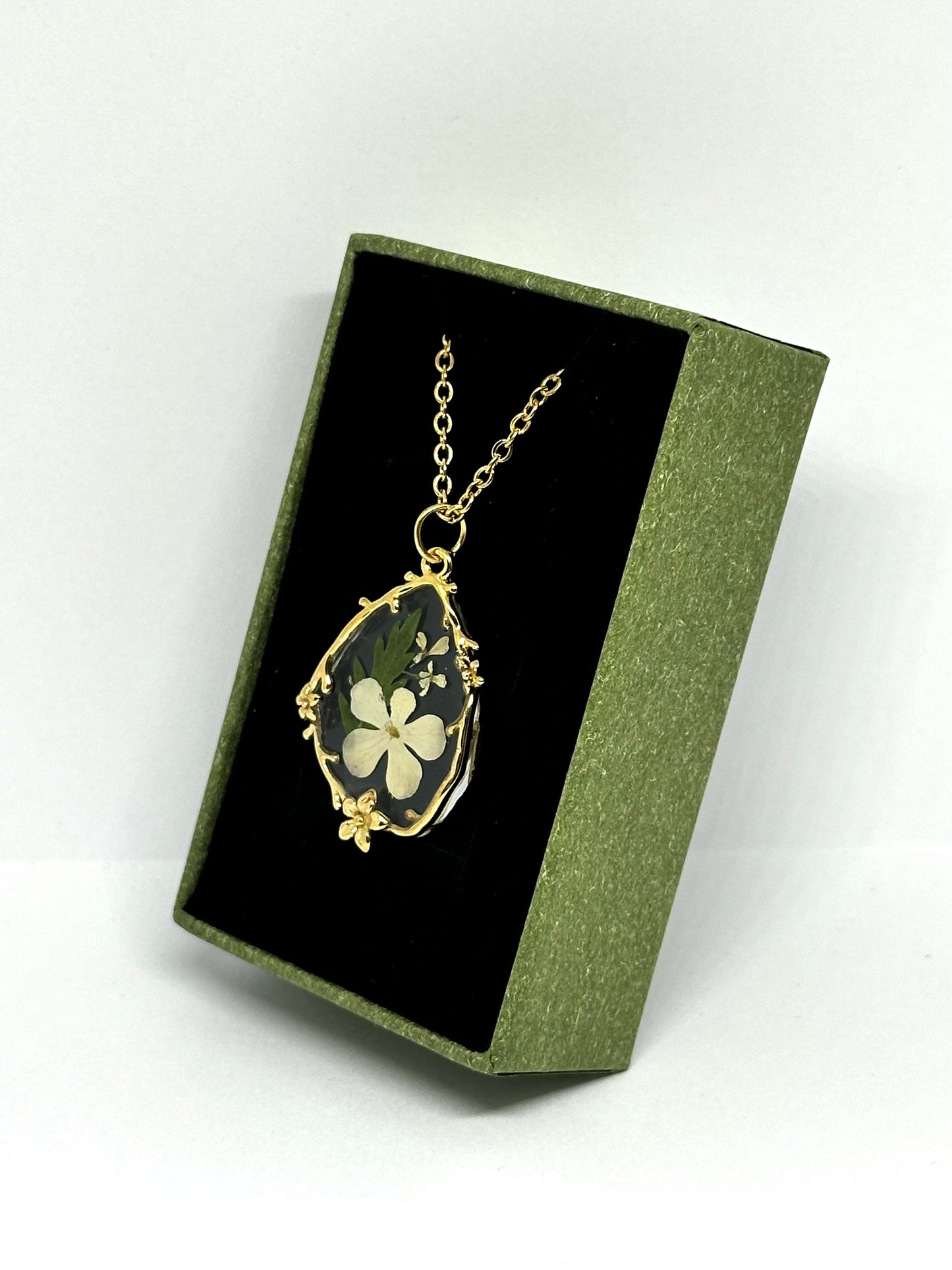 Romantiskt Halsband med Vitklöverblomma 