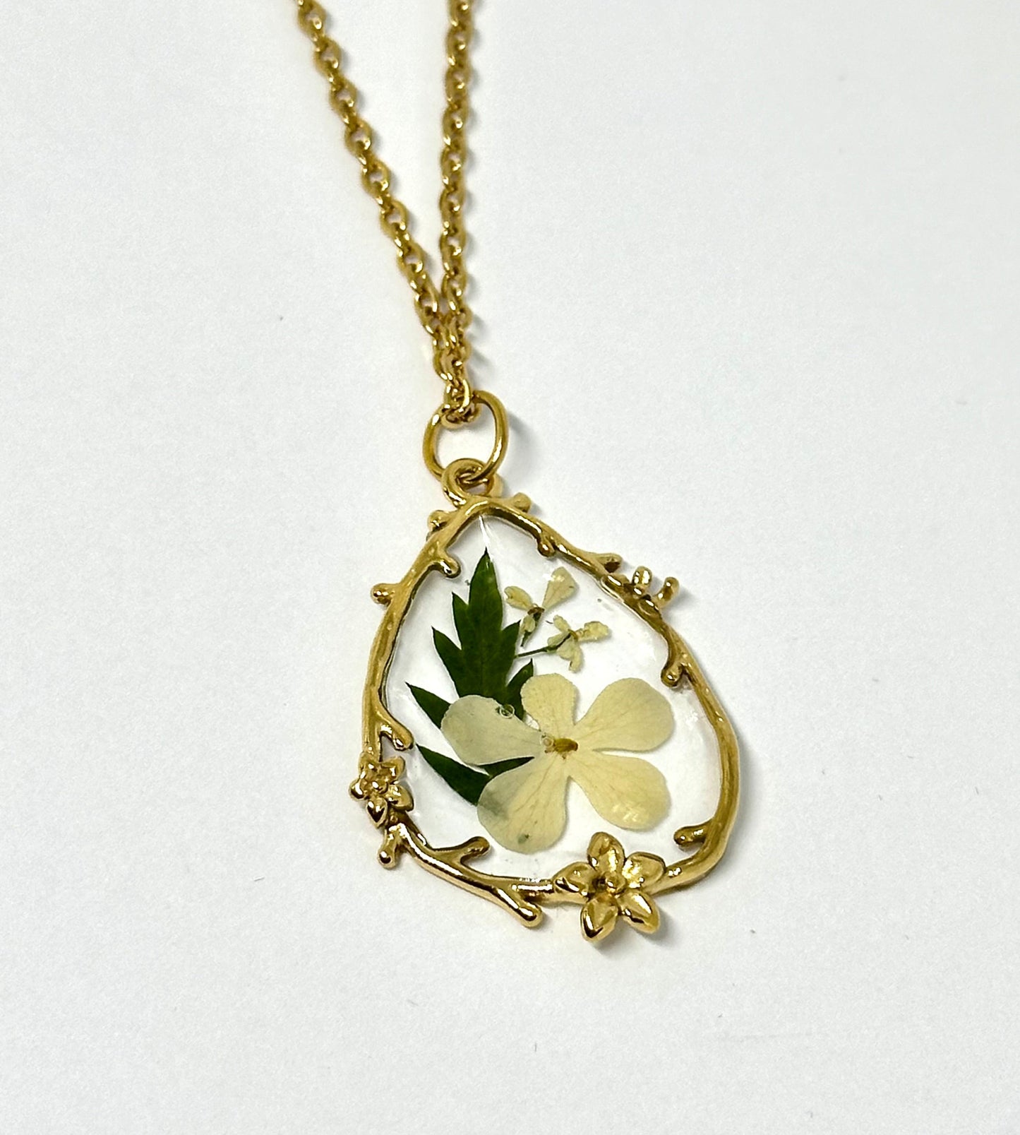 Romantiskt Halsband med Vitklöverblomma 