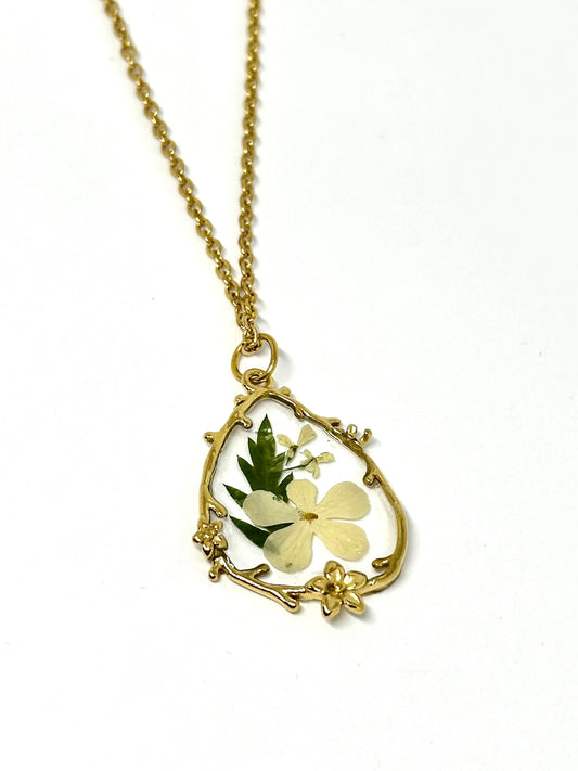 Romantiskt Halsband med Vitklöverblomma 