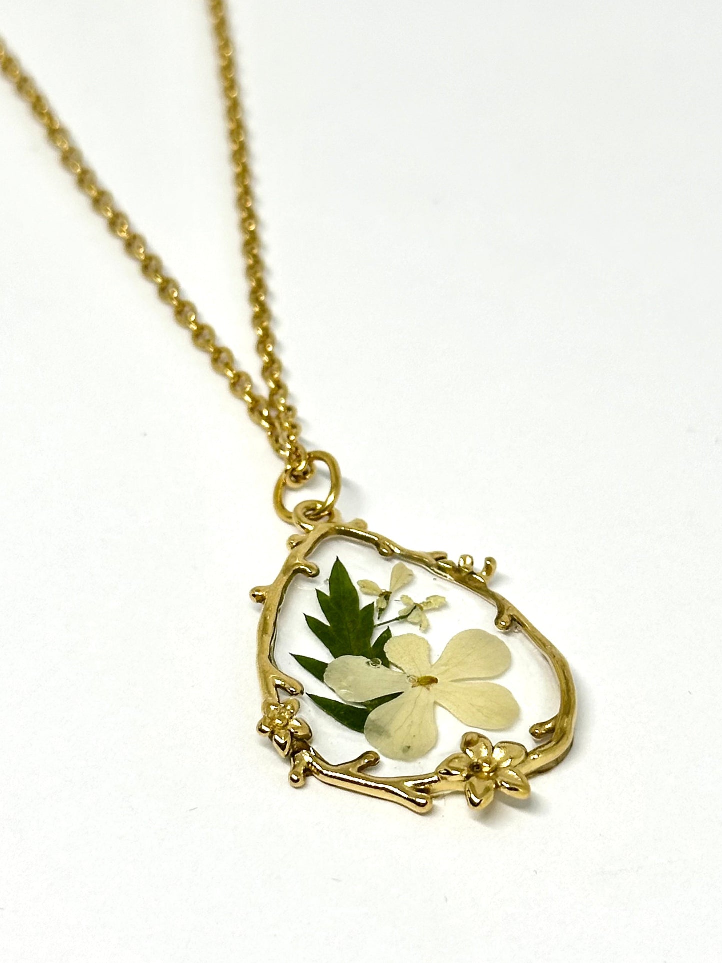 Romantiskt Halsband med Vitklöverblomma 