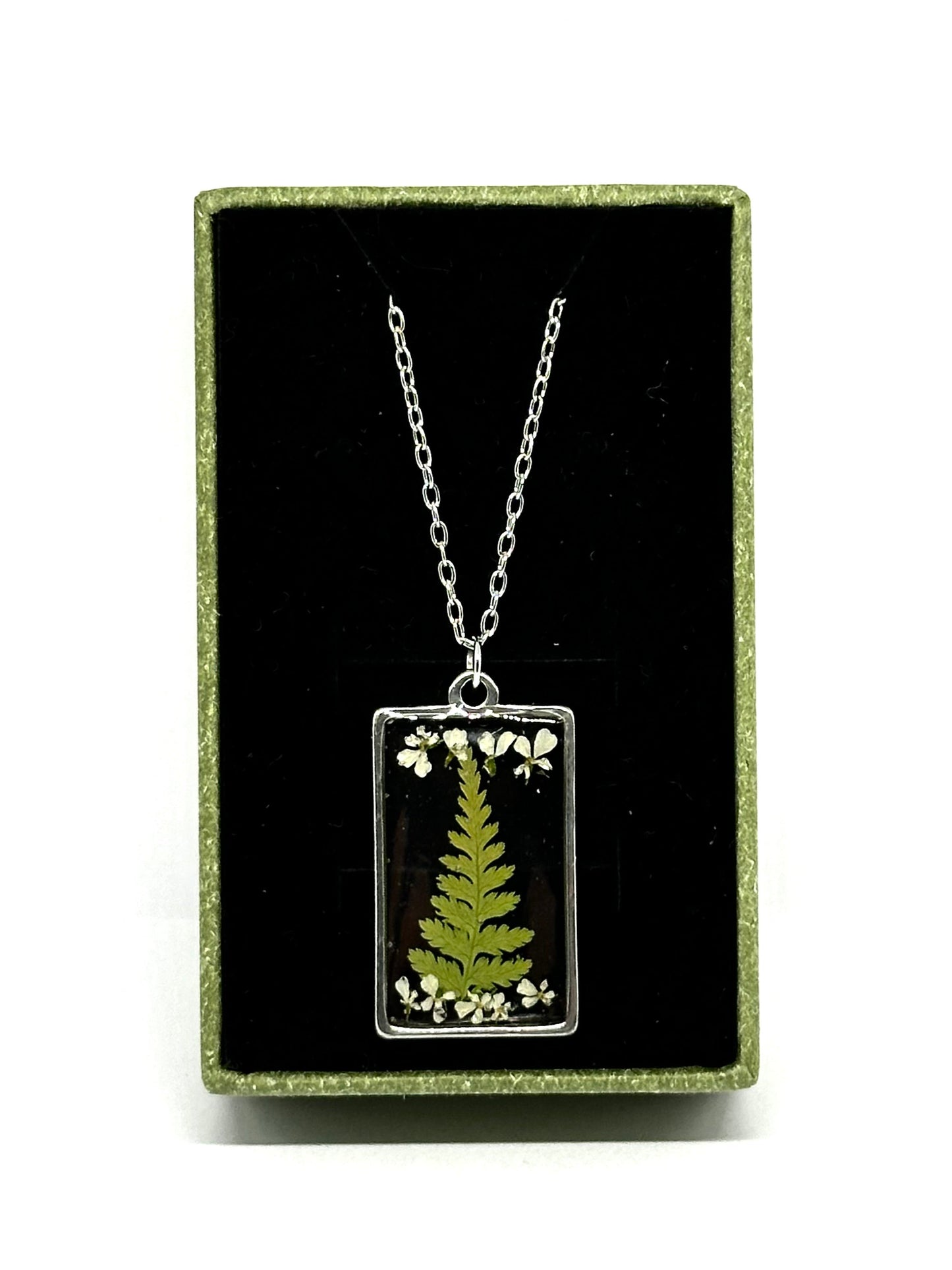 Rektangulärt ormbunkehalsband 