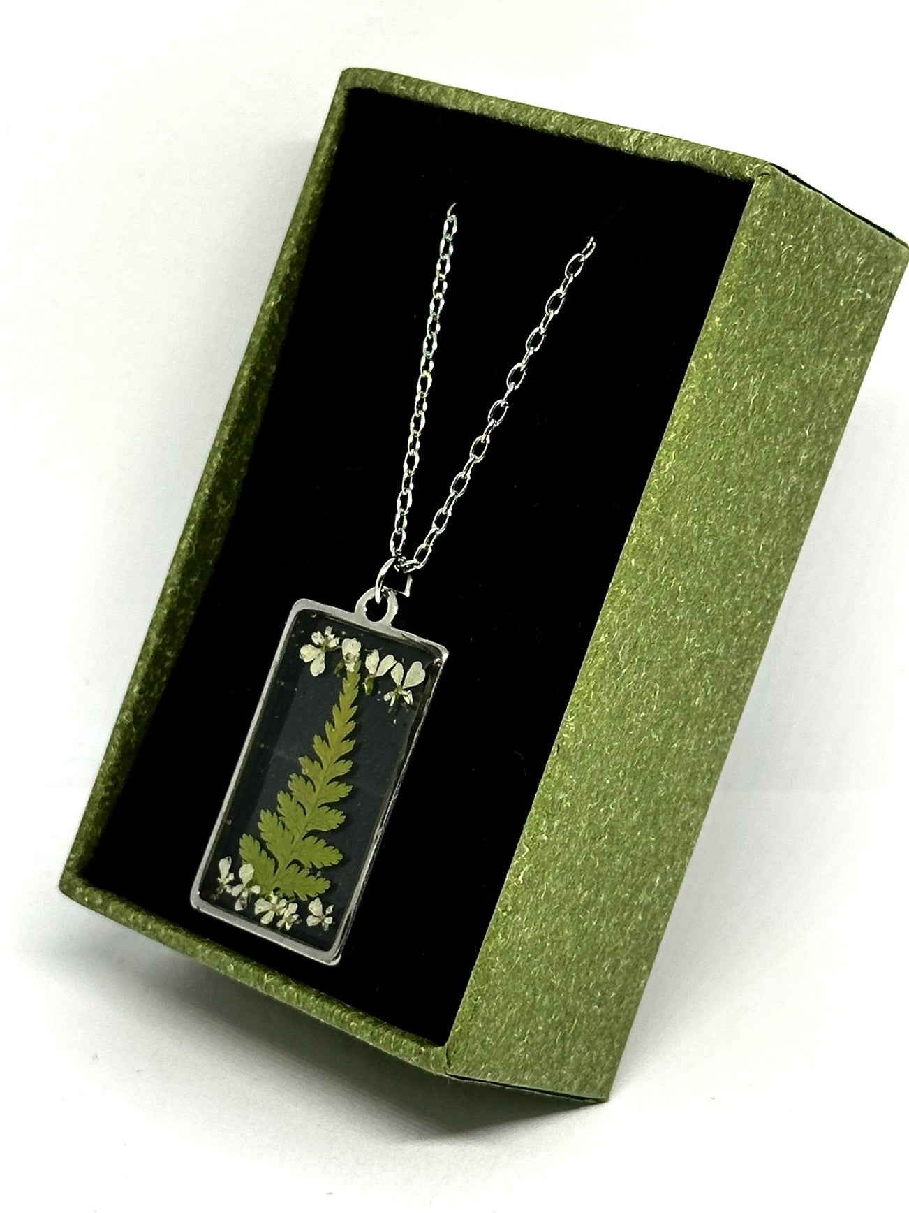 Rektangulärt ormbunkehalsband 