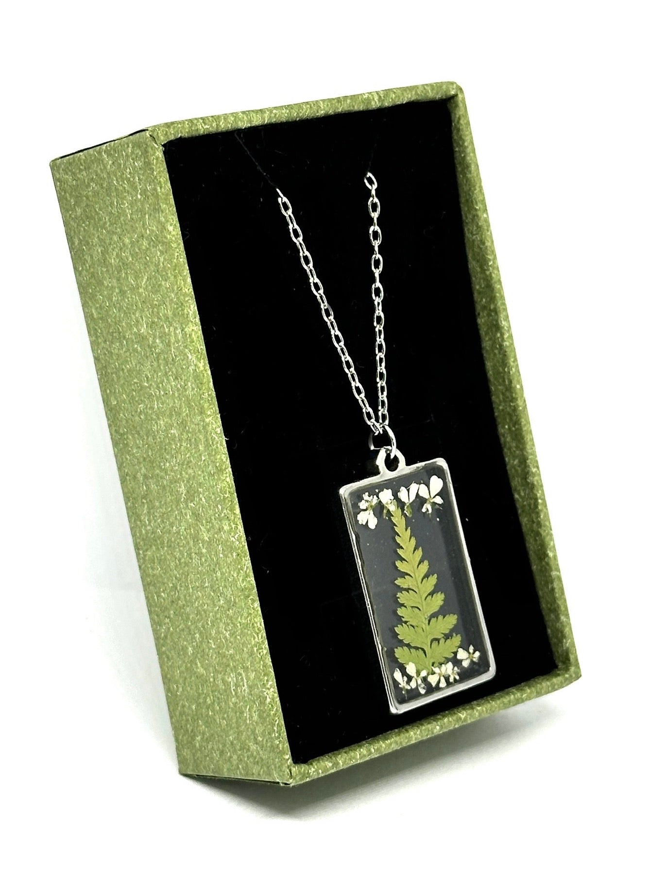 Rektangulärt ormbunkehalsband 