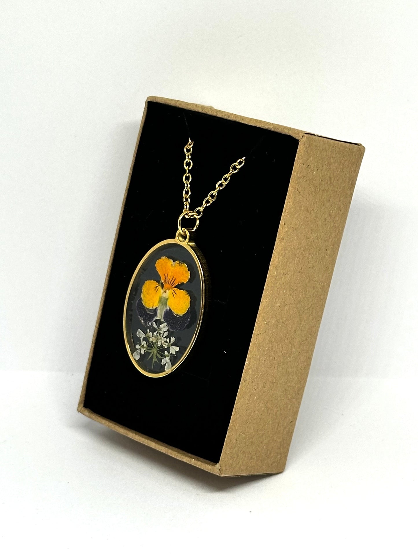 Ovalt halsband med gyllene penséer 