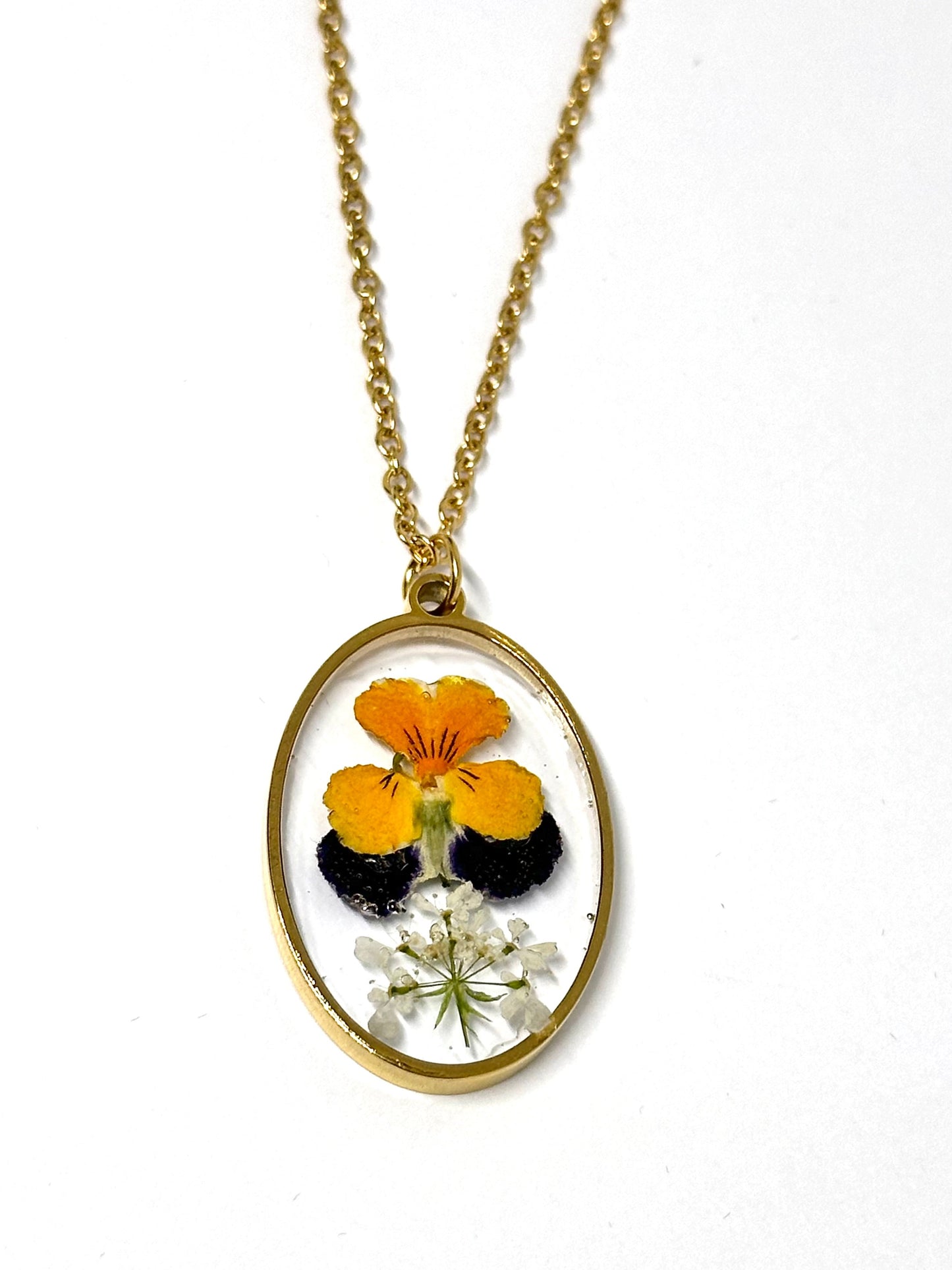 Ovalt halsband med gyllene penséer 