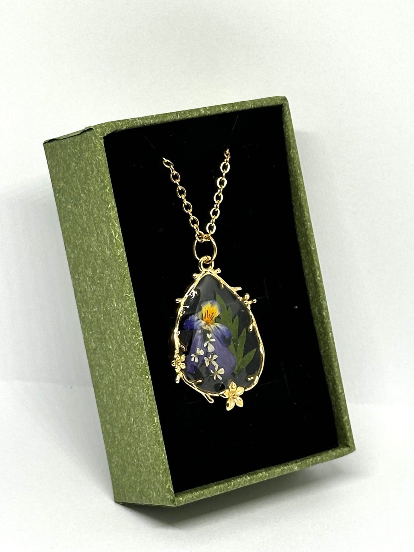 Romantiskt violett halsband 