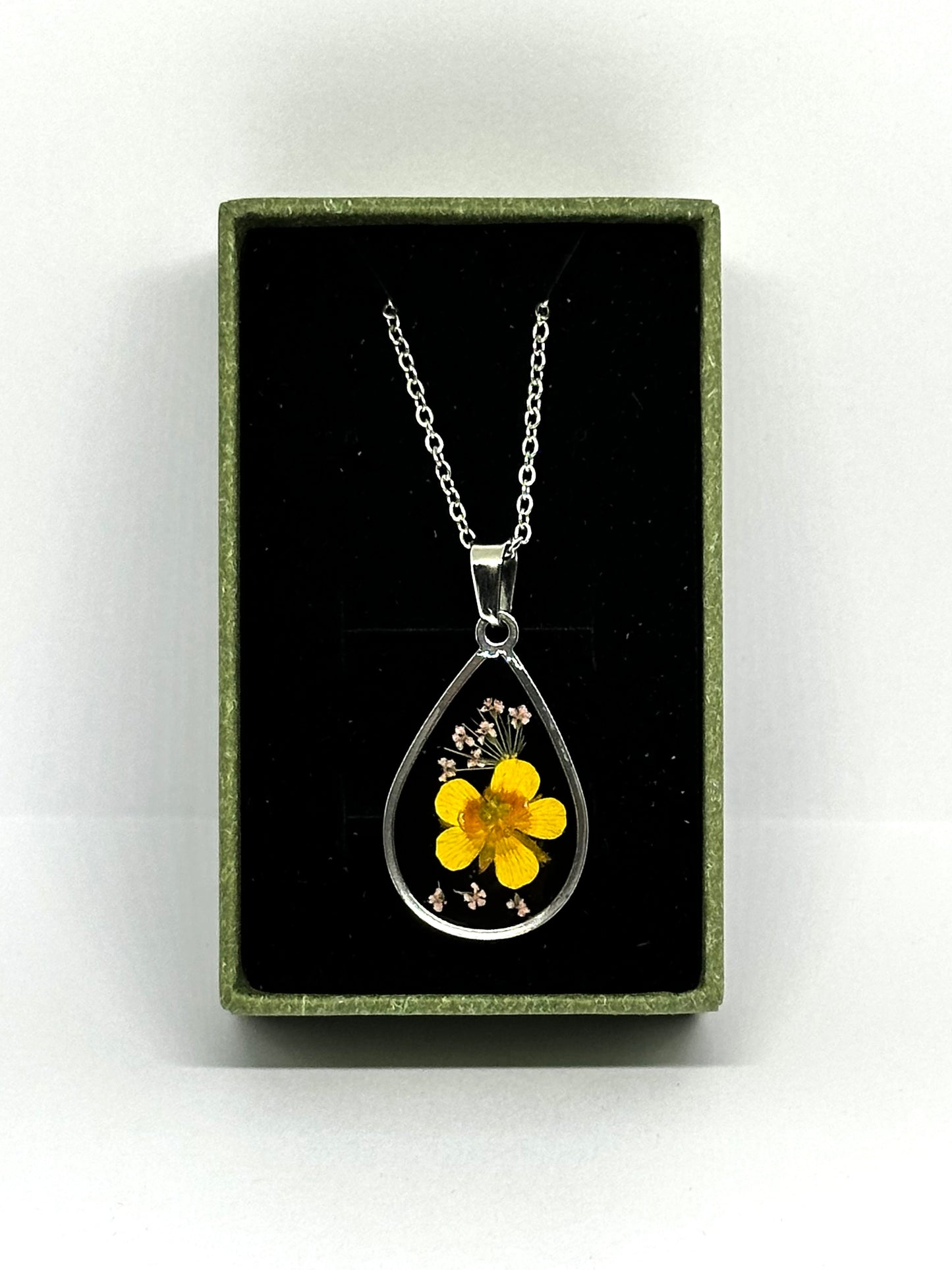 Smörblomma Halsband - Svart bakgrund