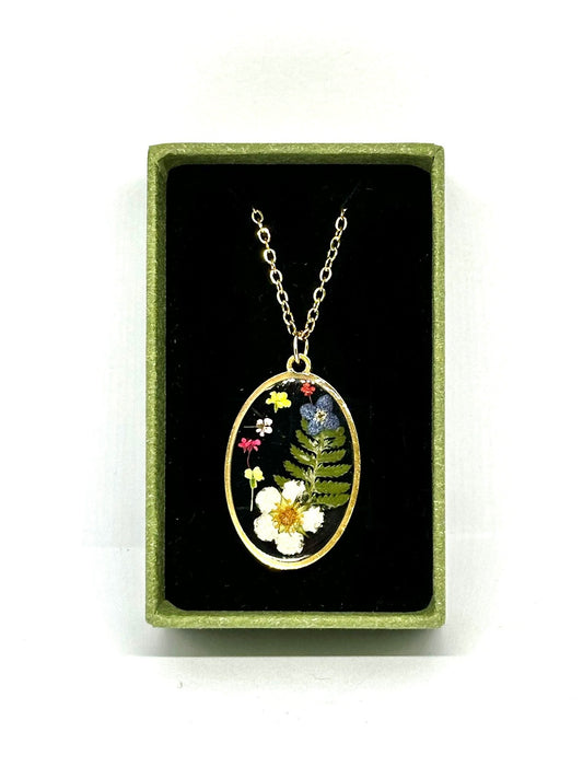 Ovalt halsband med jordgubb och ormbunke